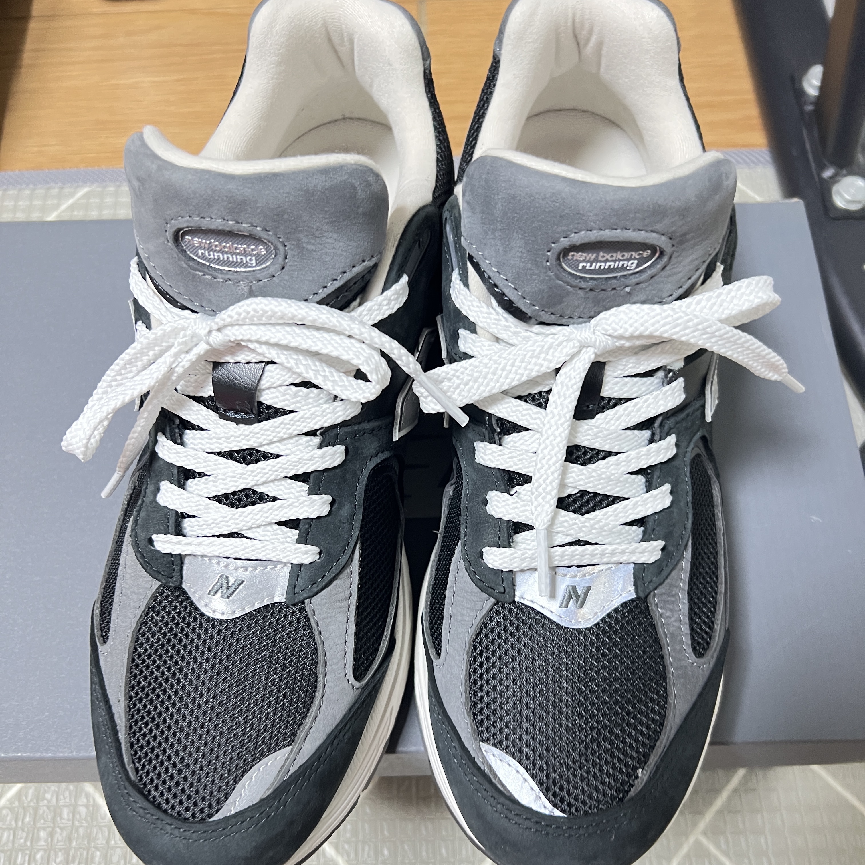 New Balance x JJJJound 990v3 Brown Black, Asics Gel-Kayano 14 White Pure Silver Red 착용 스타일 - 2