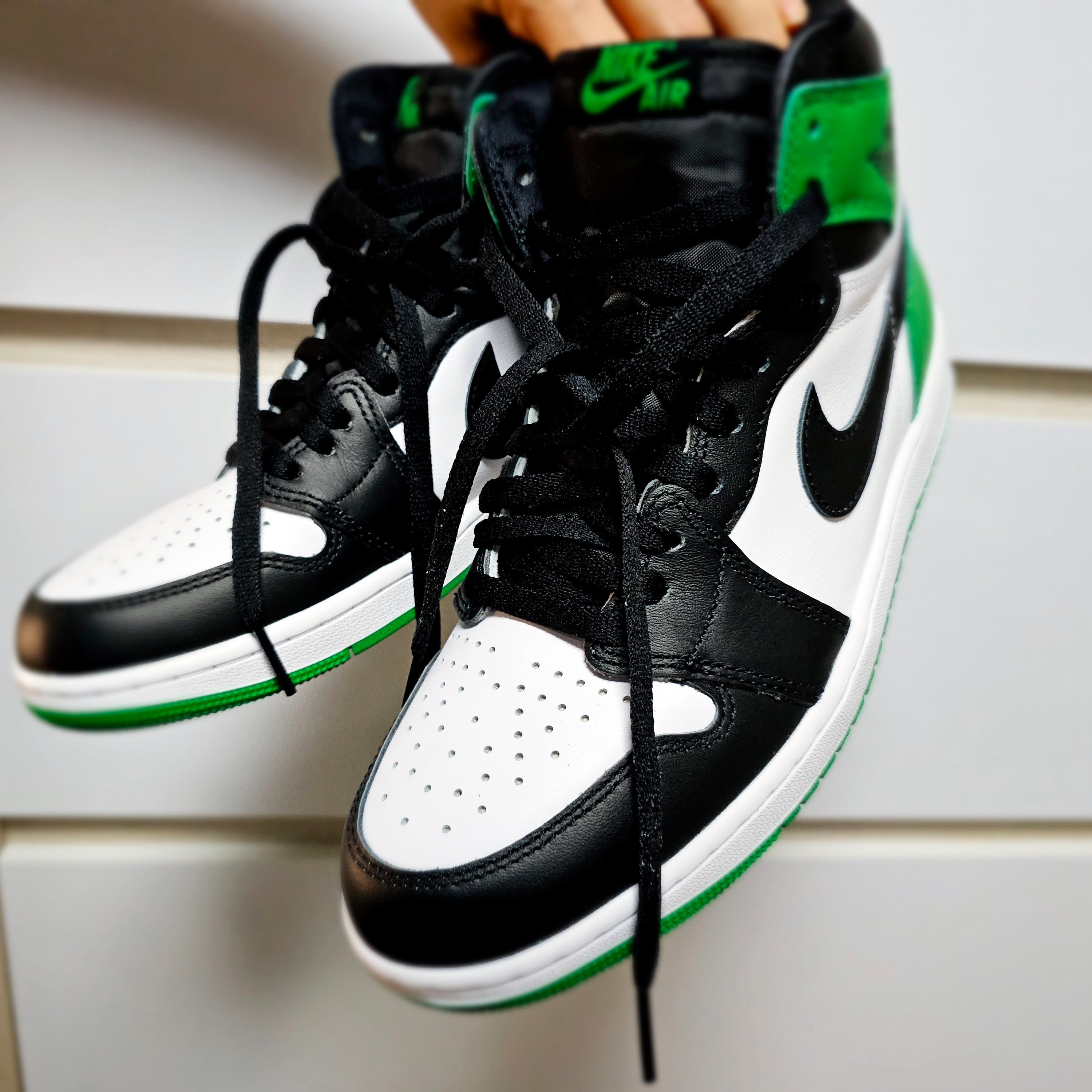 Jordan 1 Retro High OG Black and Lucky Green 착용 스타일 - 1