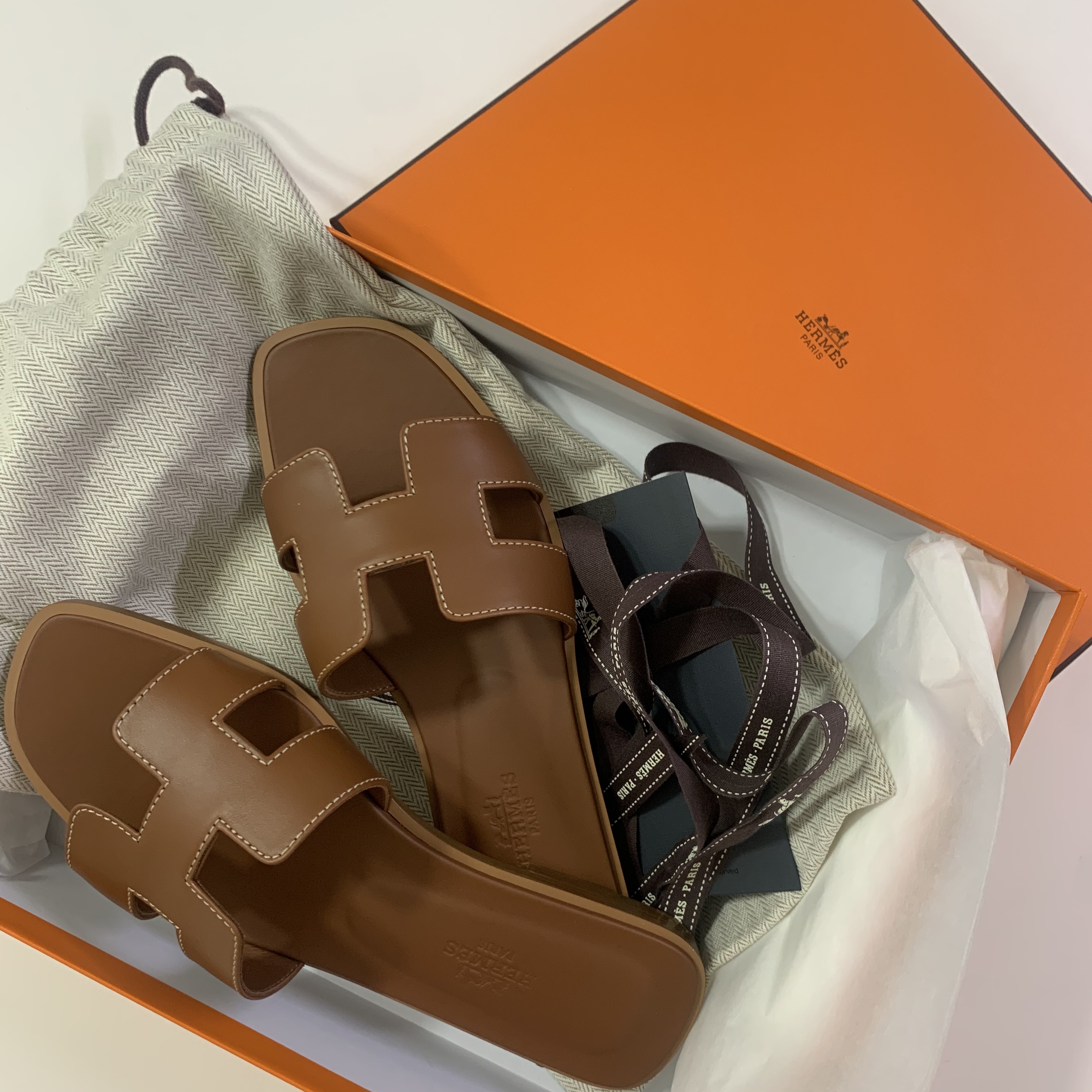 (W) Hermes Oran Sandal Calfskin & Gold Piqures Ecrues 착용 스타일