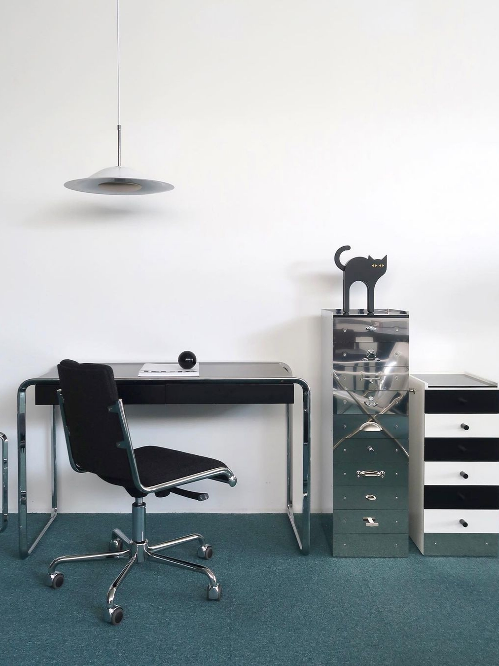[KREAM 단독] Tecta S43-2 Cabinet Silver, Tecta Cat Black 착용 스타일