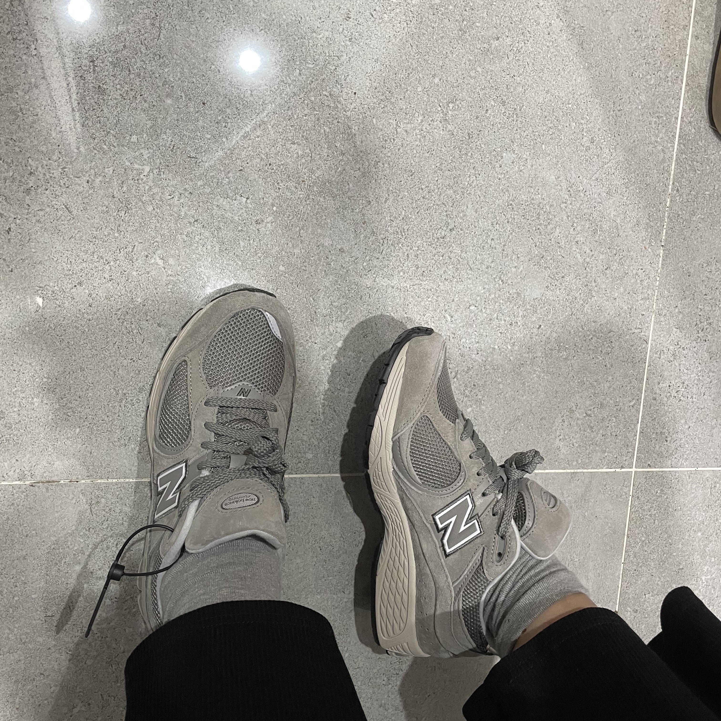 New Balance 2002R Grey 착용 스타일