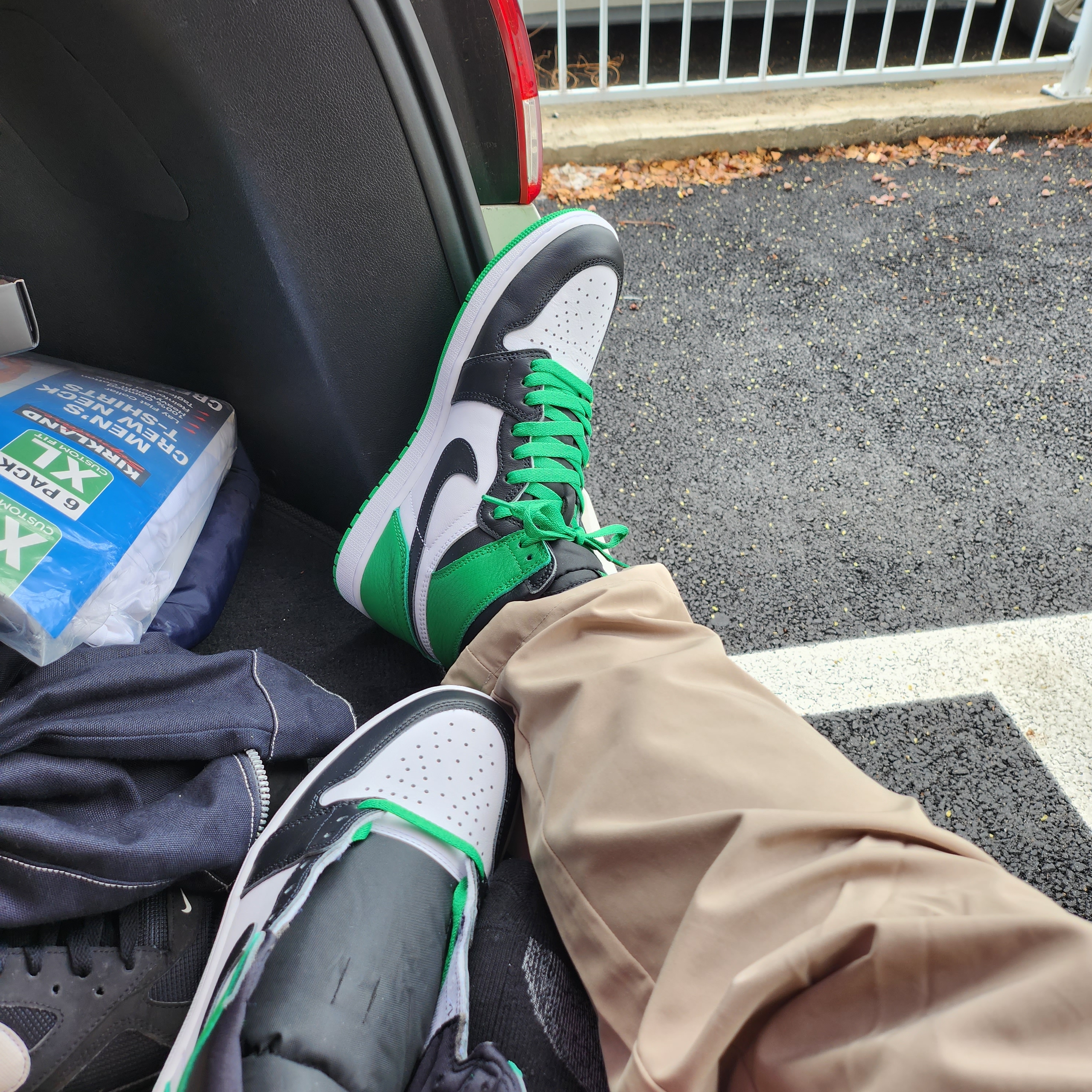 Jordan 1 Retro High OG Black and Lucky Green 착용 스타일 - 2