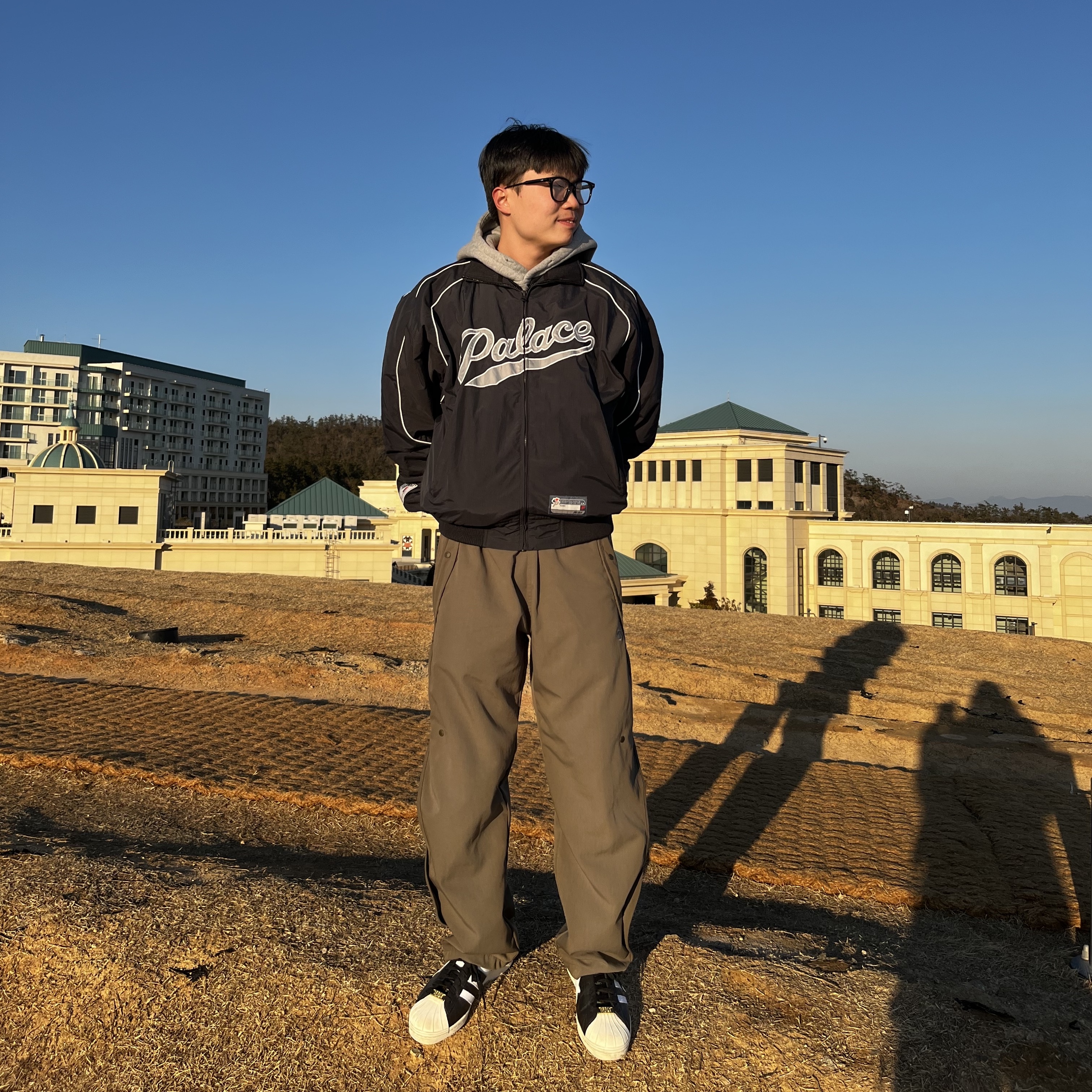 Palace Sport Mit Script Jacket Black - 22FW, Sansan Gear Wave Pants Mud Khaki - 22FW 착용 스타일