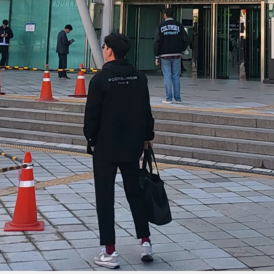 Wooyoungmi Denim Back Logo Shirt Black - 23SS, Nike x Sacai x Fragment LDWaffle Light Smoke Grey 착용 스타일 - 3