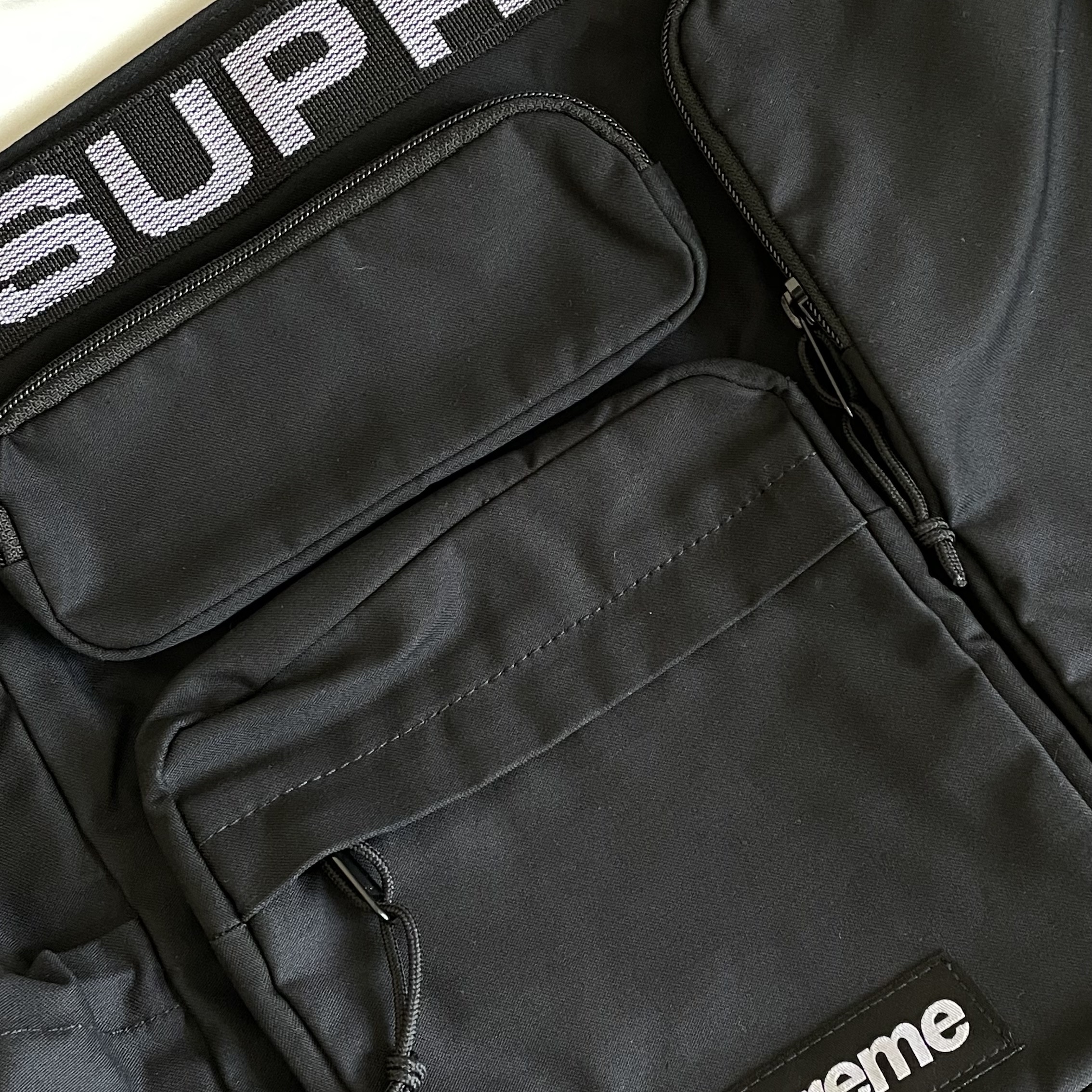 Supreme Field Messenger Bag Black - 23SS 착용 스타일 - 2