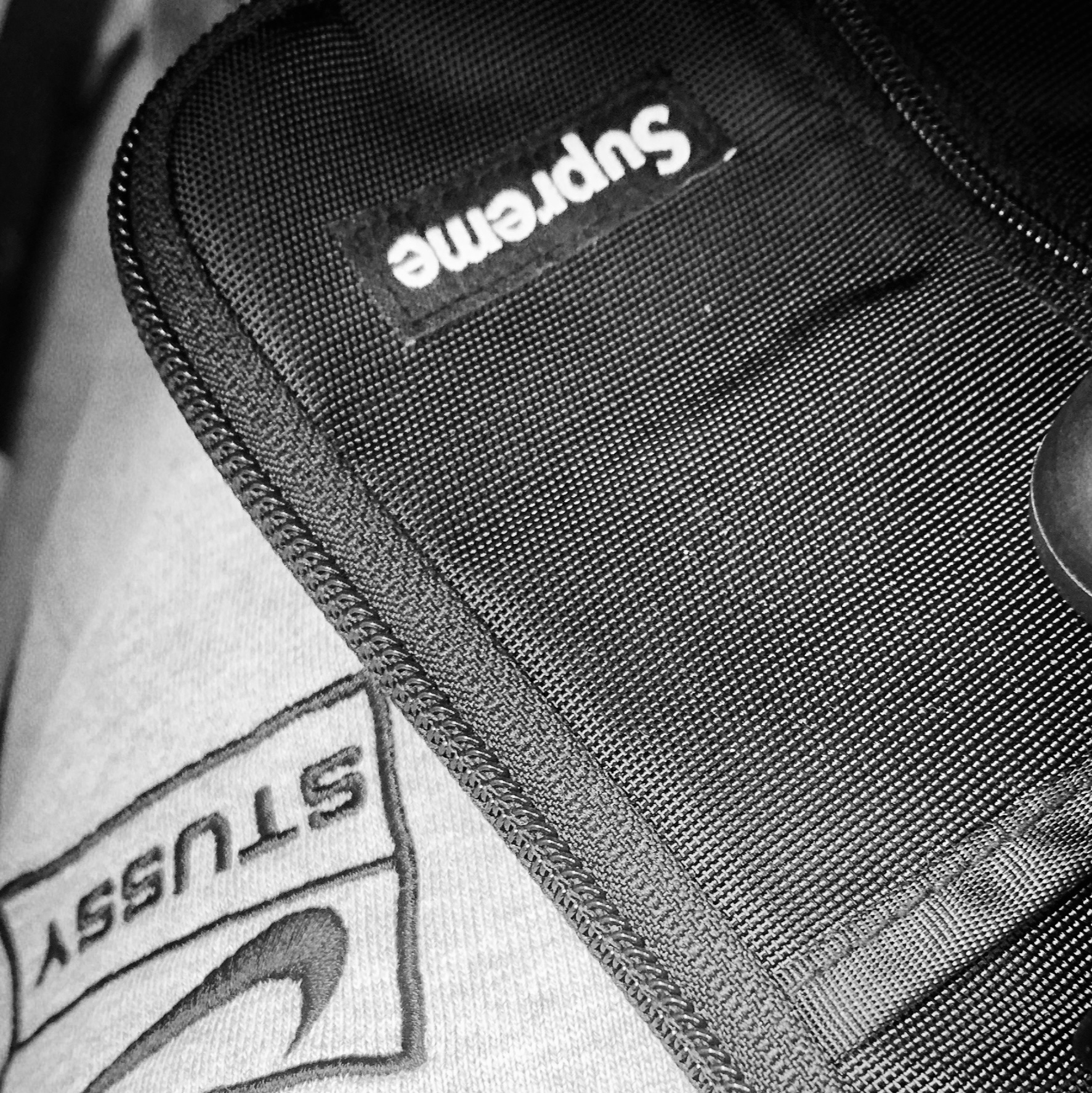 Nike x Stussy NRG Fleece Pants Dark Grey Heather (DO9340-063), Supreme Small Zip Pouch Black - 19FW 착용 스타일