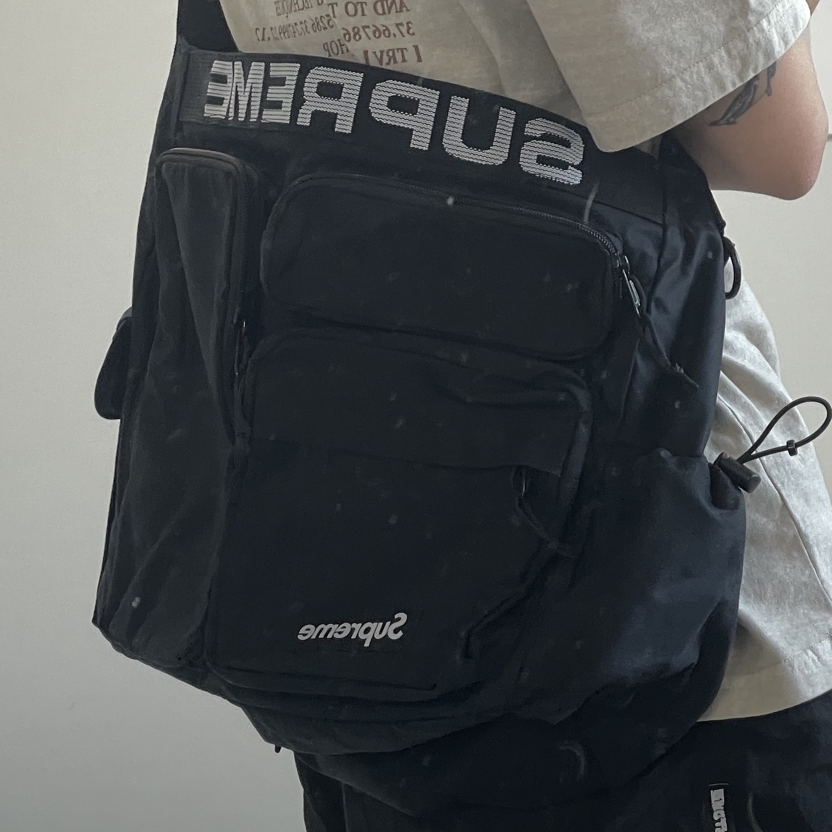 Supreme Field Messenger Bag Black - 23SS 착용 스타일 - 4