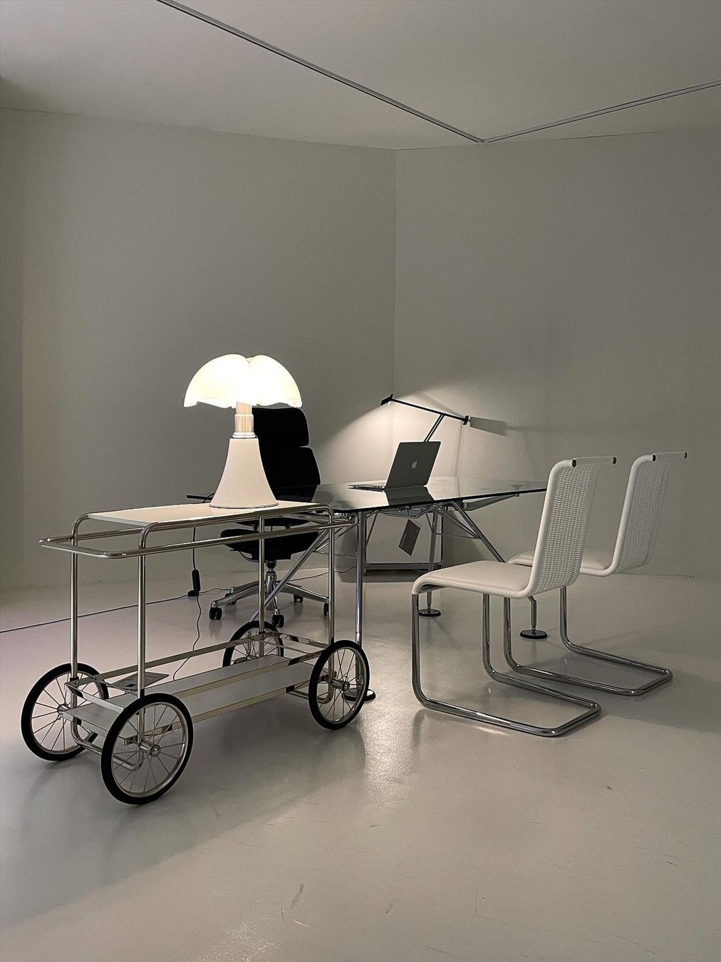 [KREAM 단독] Tecta M4R Console Trolley With Bottle Holder White 착용 스타일