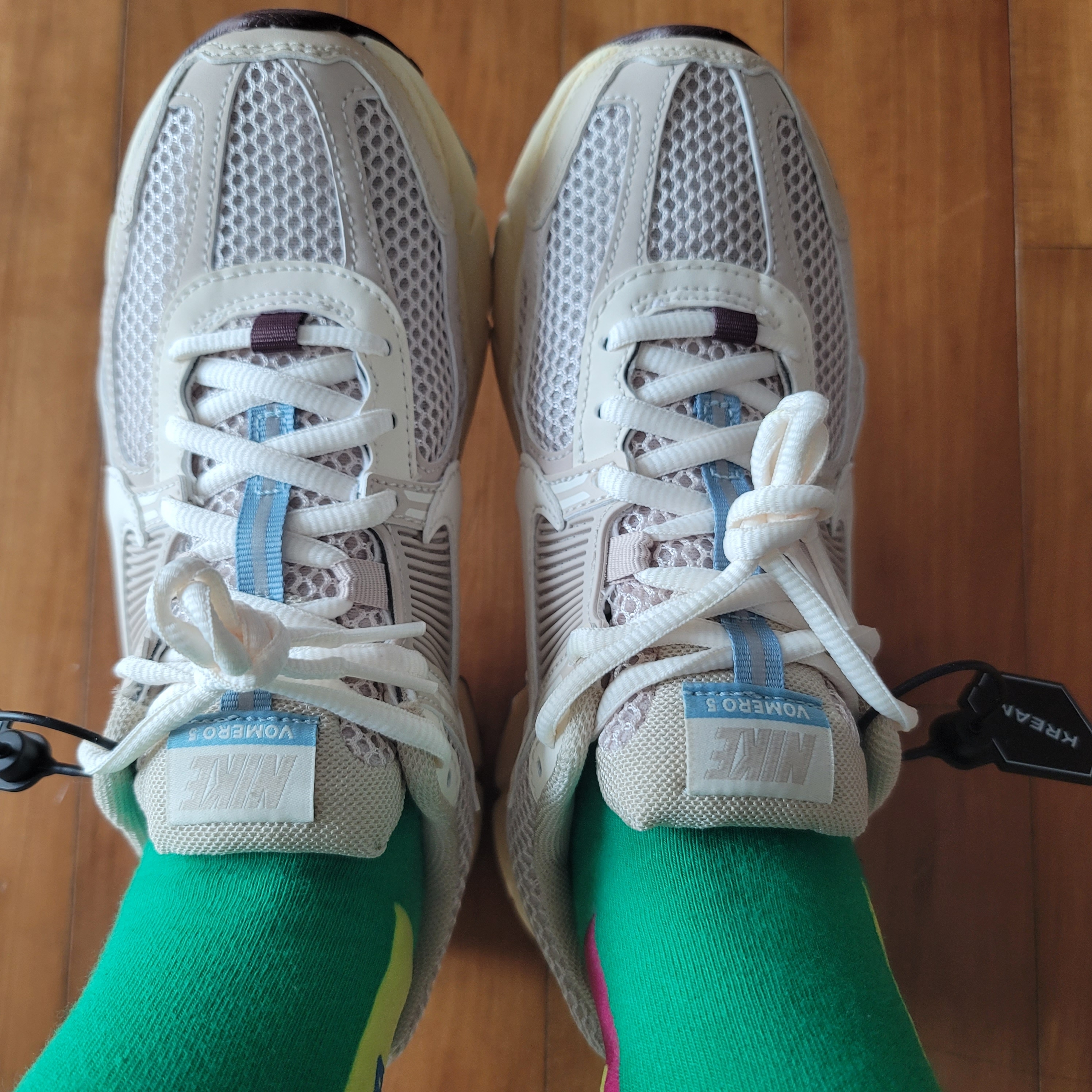 (W) Nike Zoom Vomero 5 Oatmeal 착용 스타일