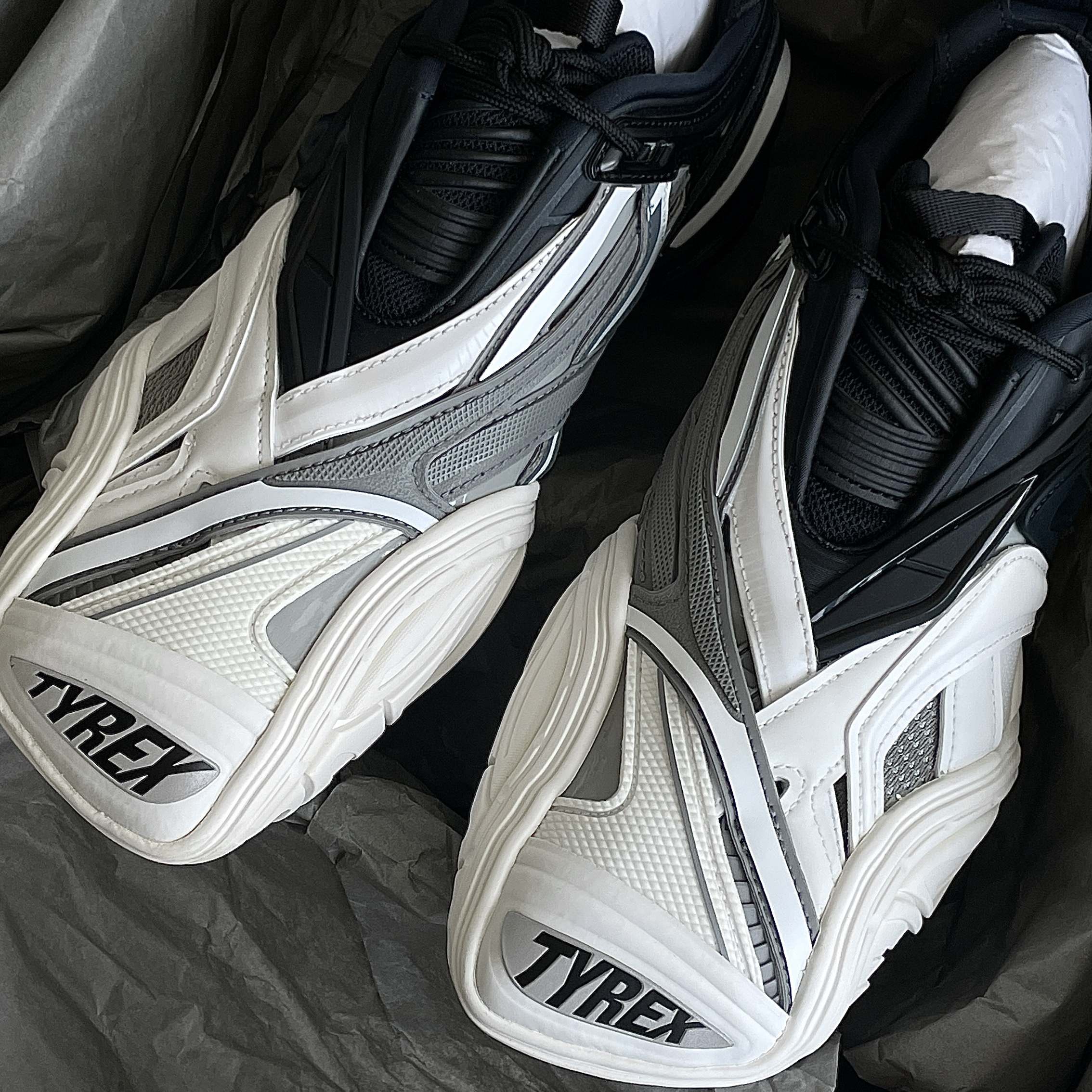 Balenciaga Tyrex Sneakers Black White 착용 스타일 - 2