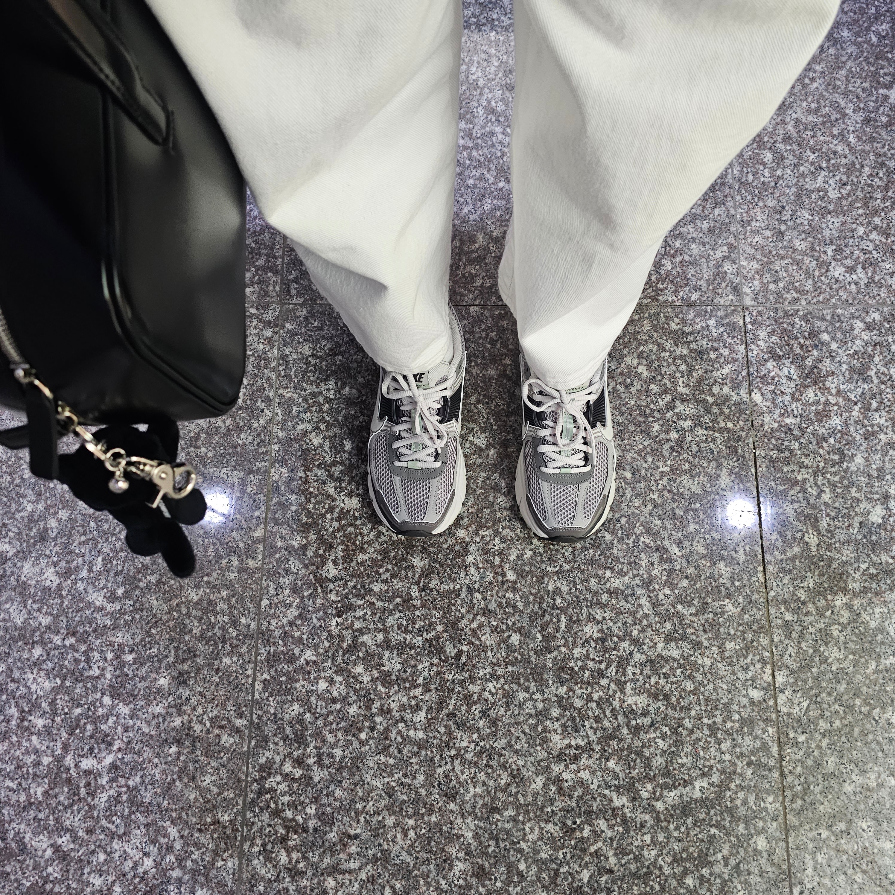 (W) Nike Zoom Vomero 5 Cobblestone and Flat Pewter 착용 스타일 - 2