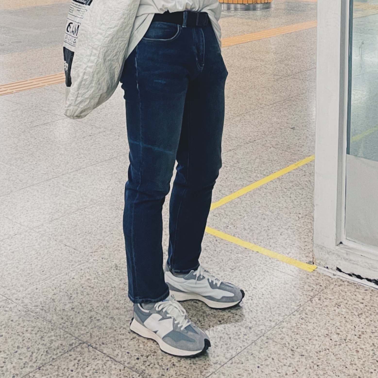 New Balance 327 Grey 착용 스타일 - 2