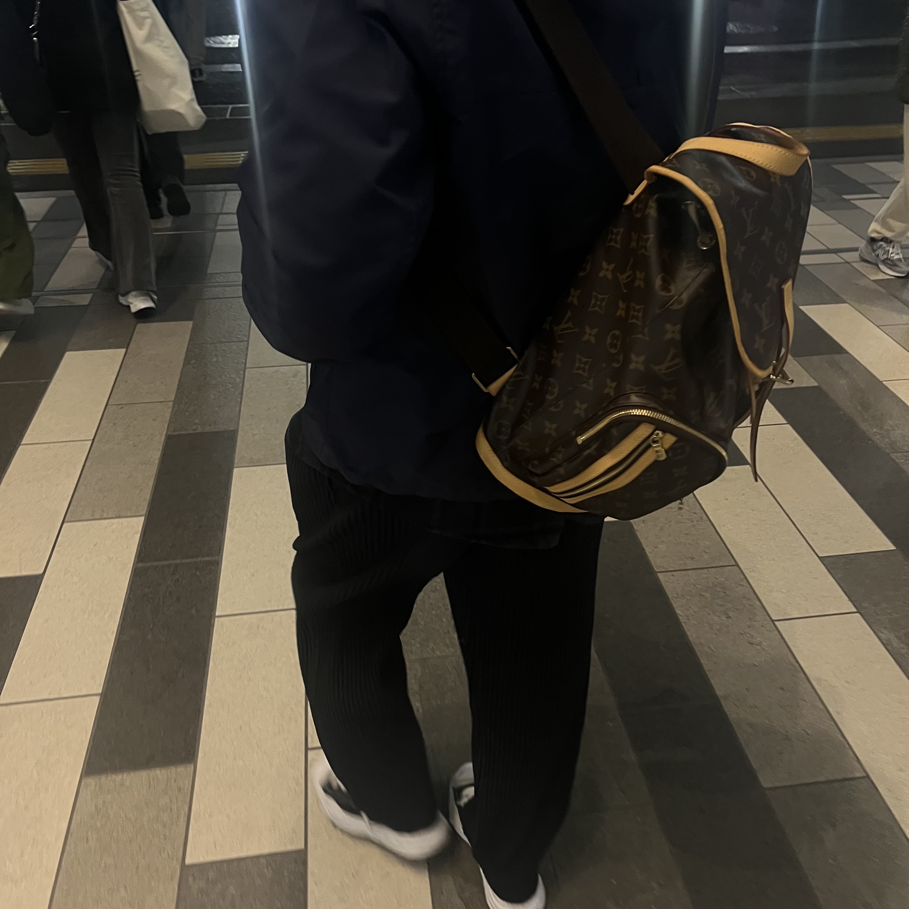 Louis Vuitton Montsouris PM Monogram, Loewe Fisherman Stonewash Jeans in Cotton Blue 착용 스타일 - 1