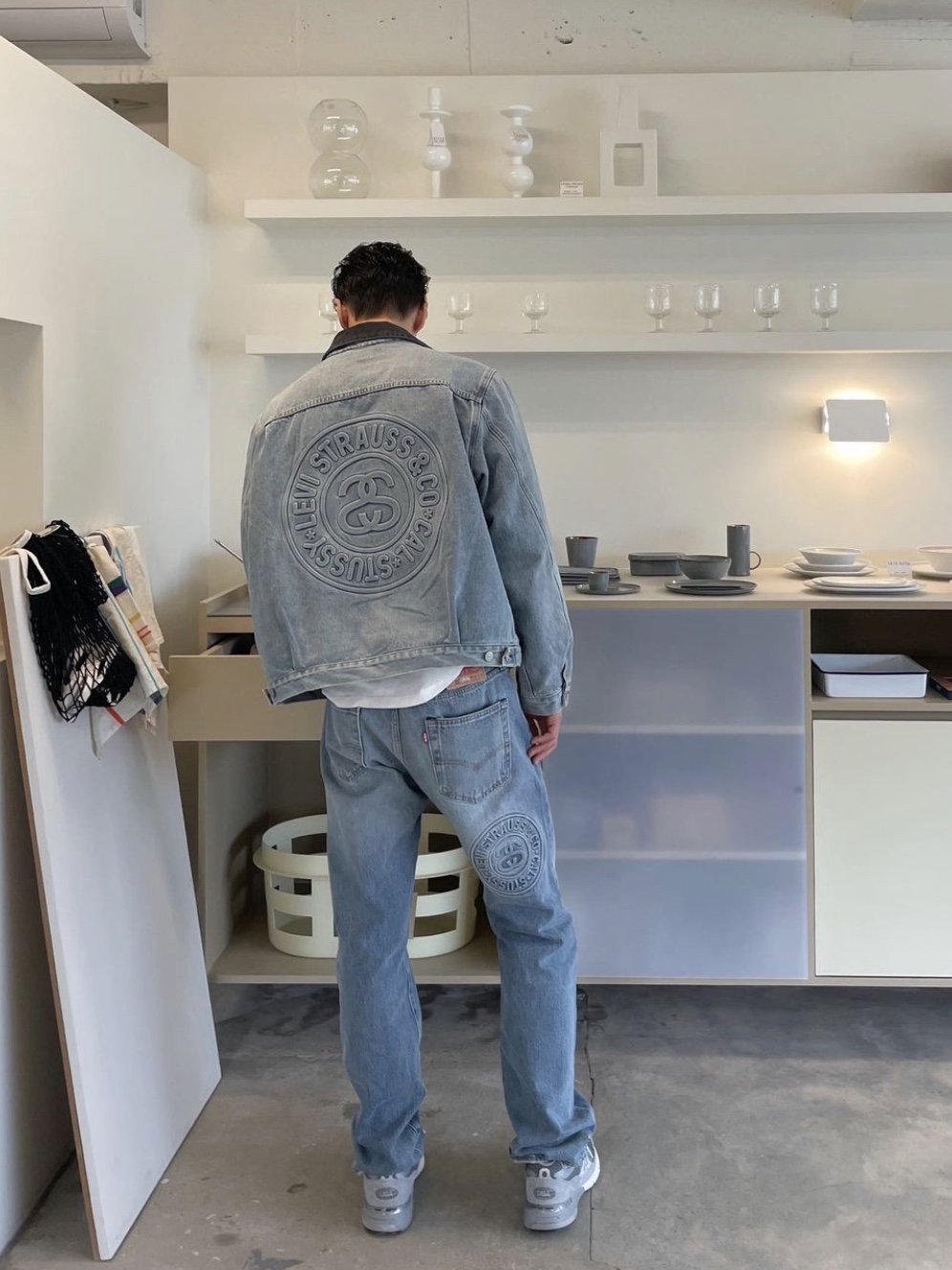 Stussy x Levi's Embossed Trucker Jacket Indigo, Stussy x Levi's Embossed 501 Jean Indigo 착용 스타일 - 1