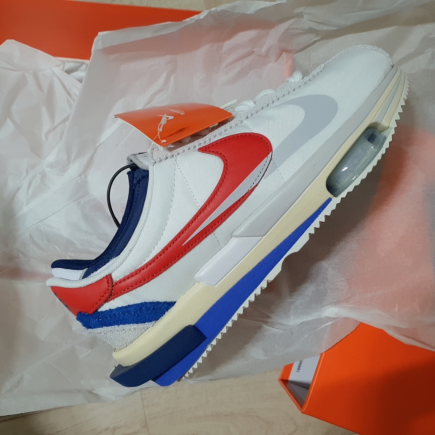 Nike x Sacai Zoom Cortez SP White and University Red 착용 스타일 - 1