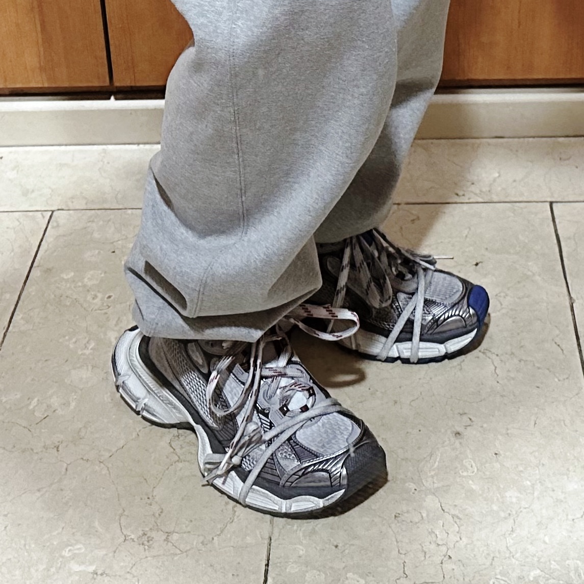 Balenciaga 3XL Sneakers Grey White Red, Balenciaga 3XL Sneakers Grey White Blue 착용 스타일 - 4