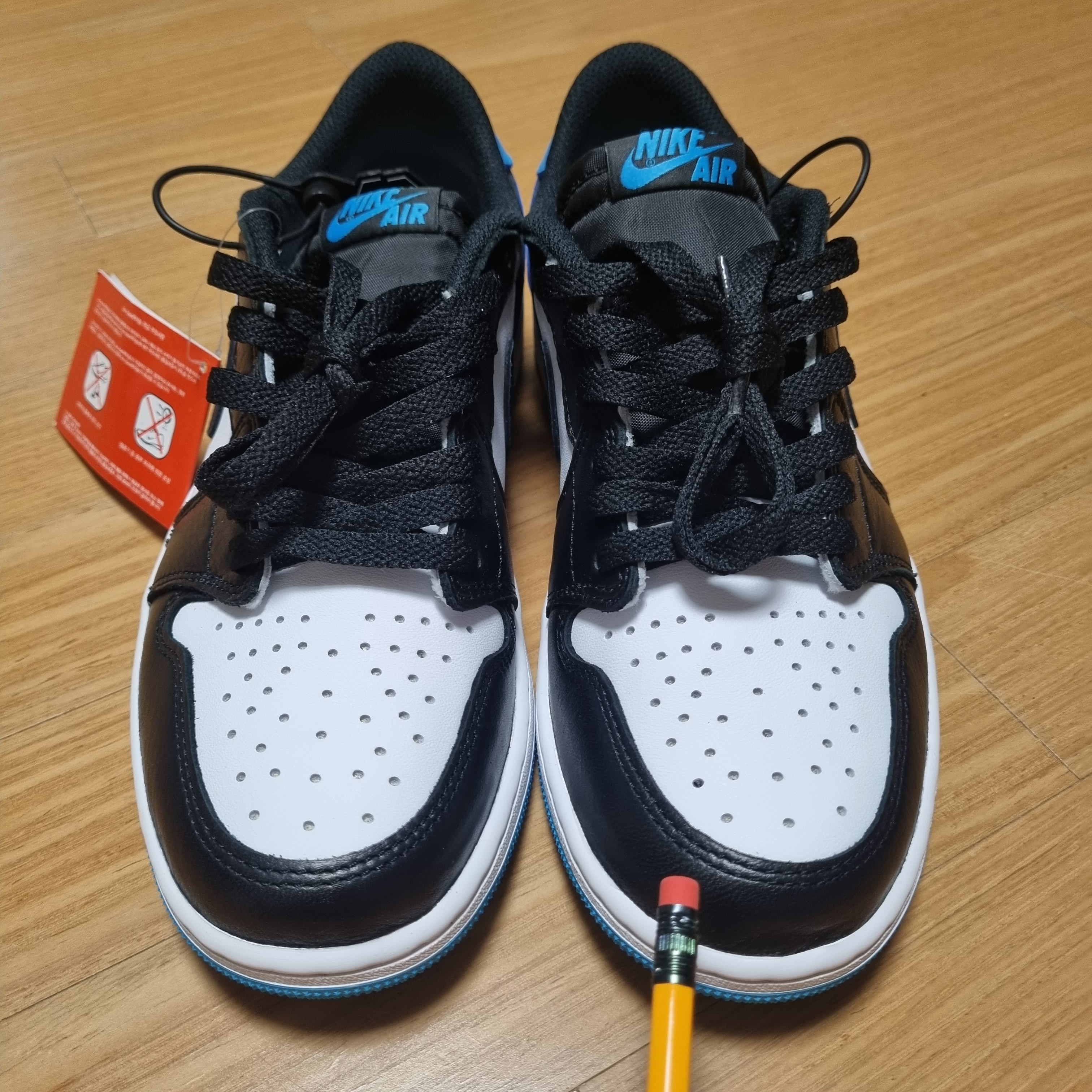 Jordan 1 Retro Low OG Black and Dark Powder Blue 착용 스타일 - 1