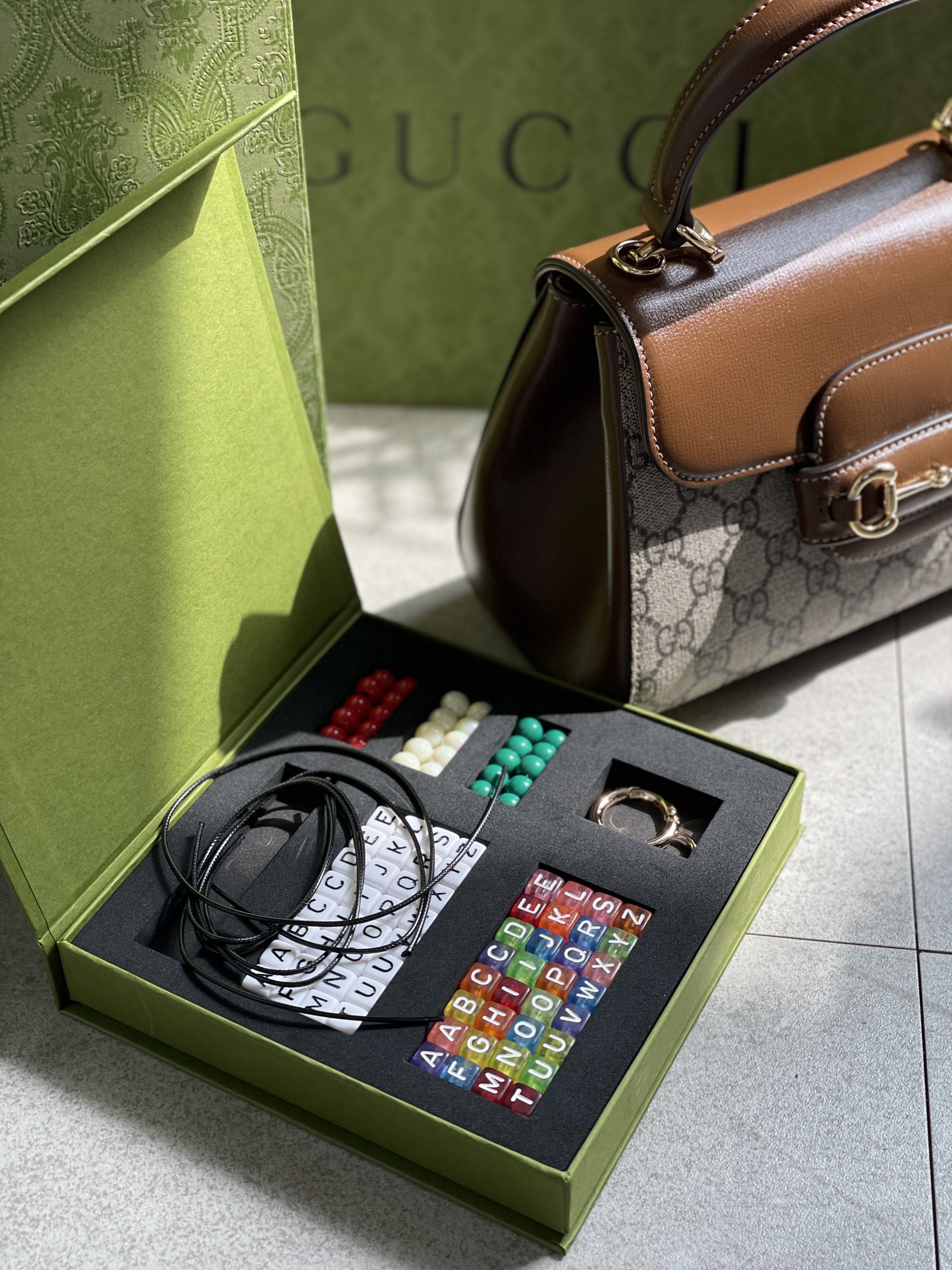 Gucci Horsebit 1955 Top Handle Bag Brown Beige Ebony 착용 스타일 - 3