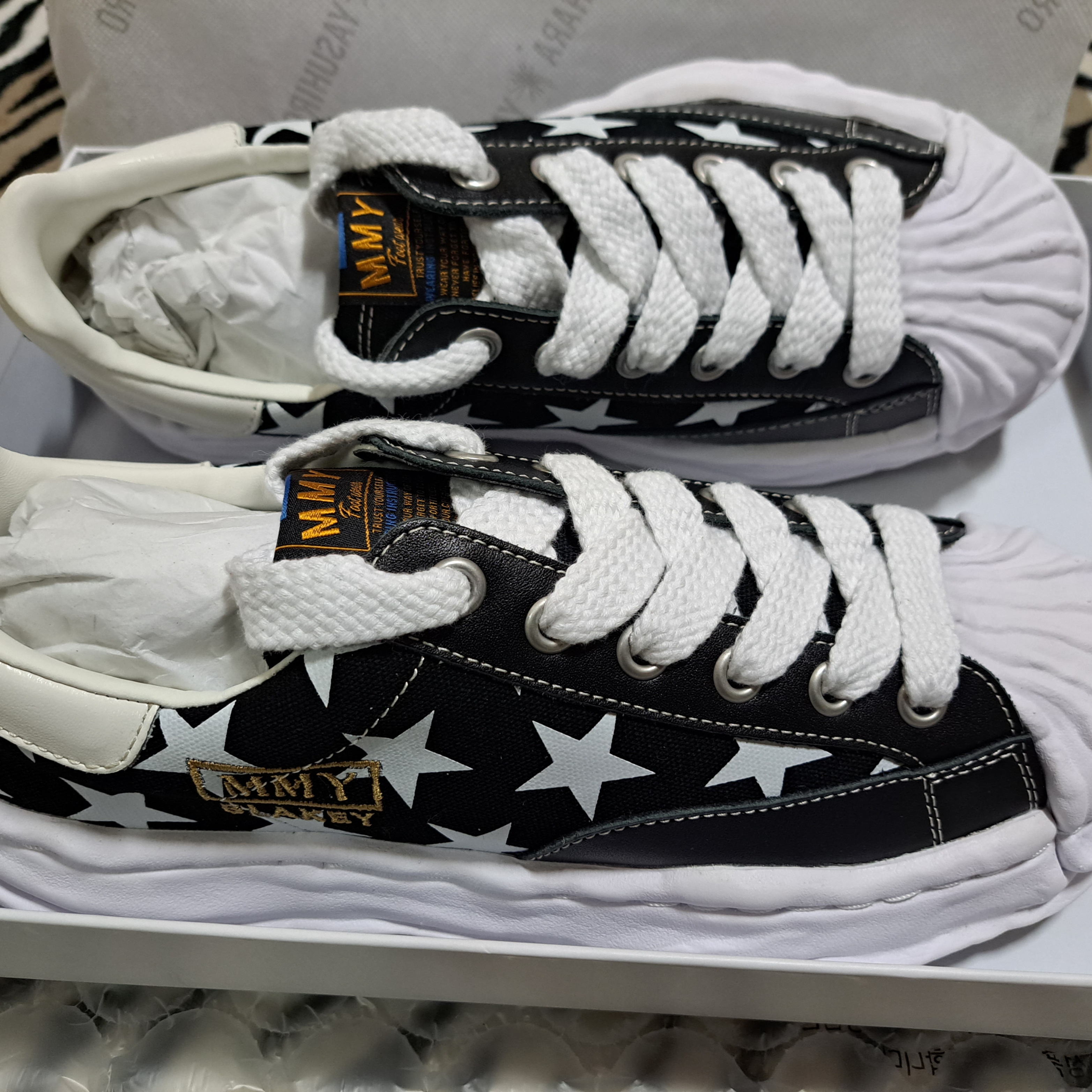 Maison Mihara Yasuhiro x Atmos Blakey OG Sole Star Print Low-top Sneakers Black 착용 스타일 - 2