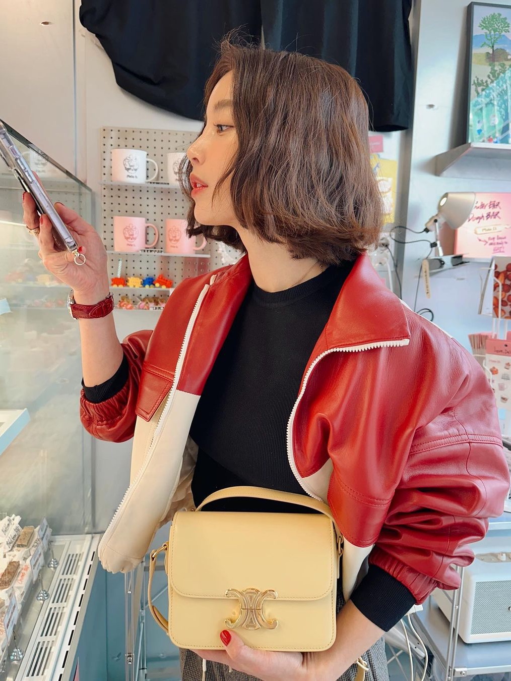 Celine Teen Triomphe Bag in Shiny Calfskin Soft Yellow 착용 스타일 - 2