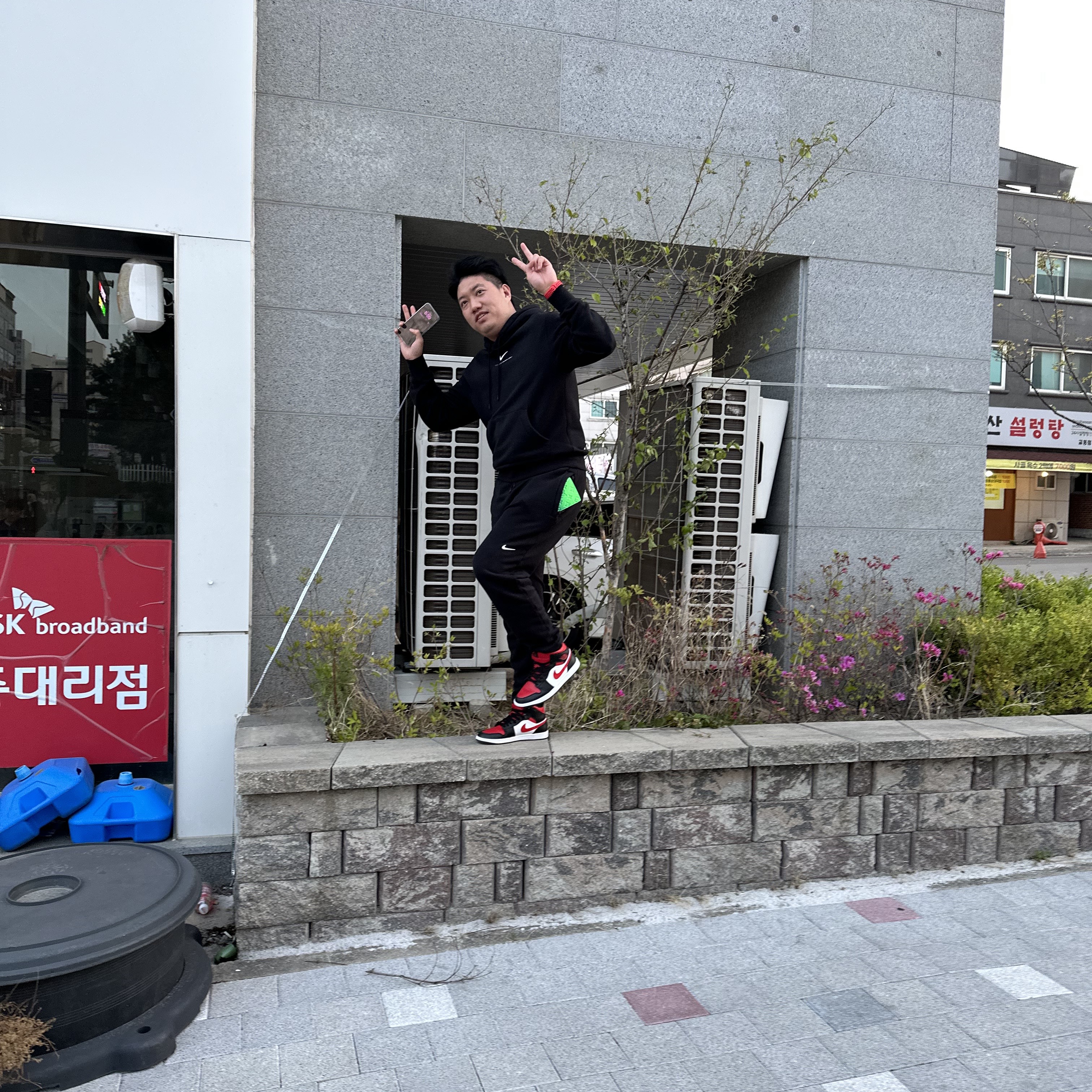 Jordan 1 Mid Black Fire Red, Nike x Drake Nocta NRG Essential Fleece Pants Black - Asia 착용 스타일 - 1