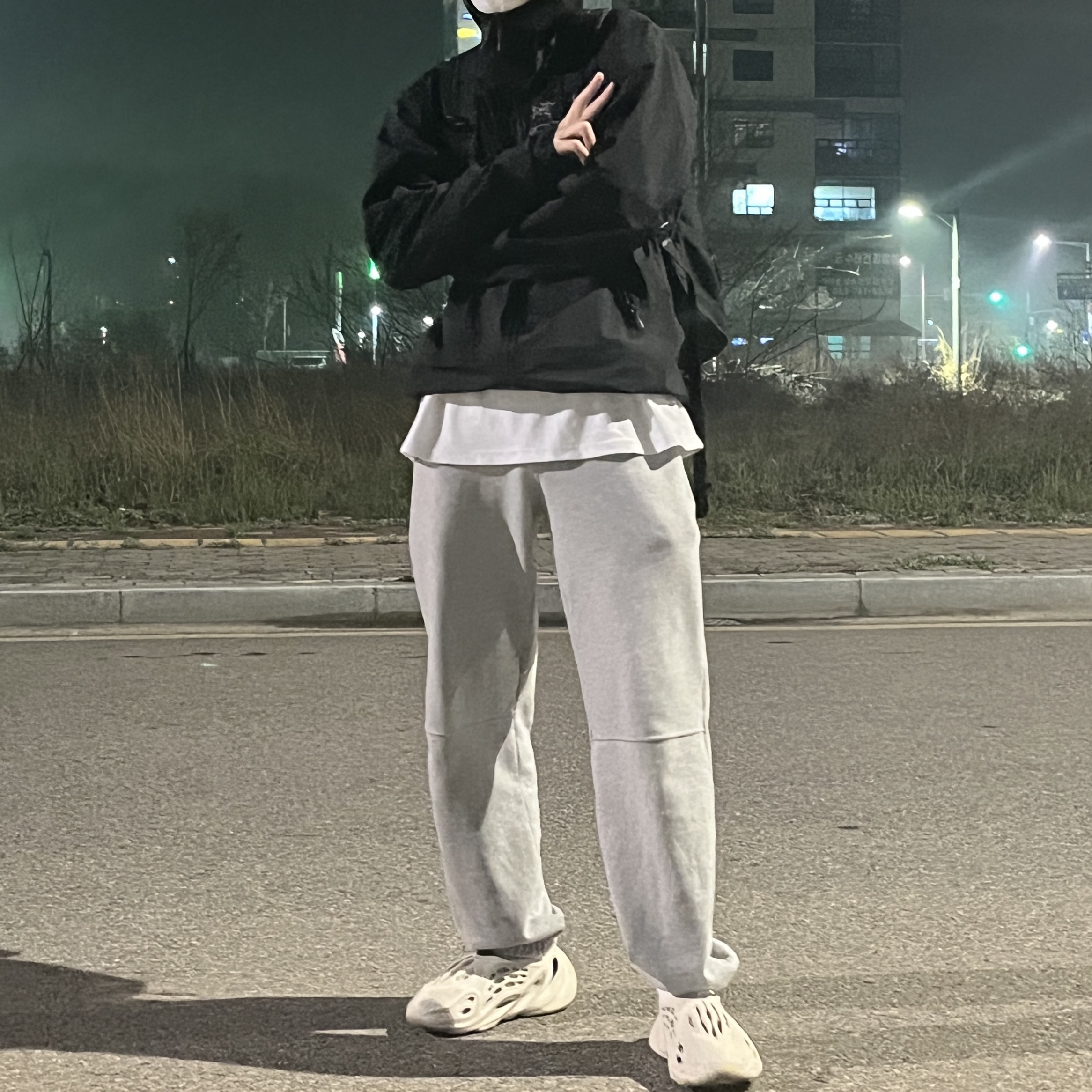 Arc'teryx Beta Jacket Black, Adidas Yeezy Foam RNNR Sand 착용 스타일 - 2