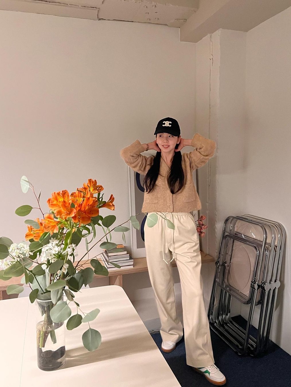 (W) Celine Trainer Low Lace Up Calfskin Sneakers Optic White Flash Green Beige, (W) Celine Triomphe Baseball Cap in Cotton Navy 착용 스타일