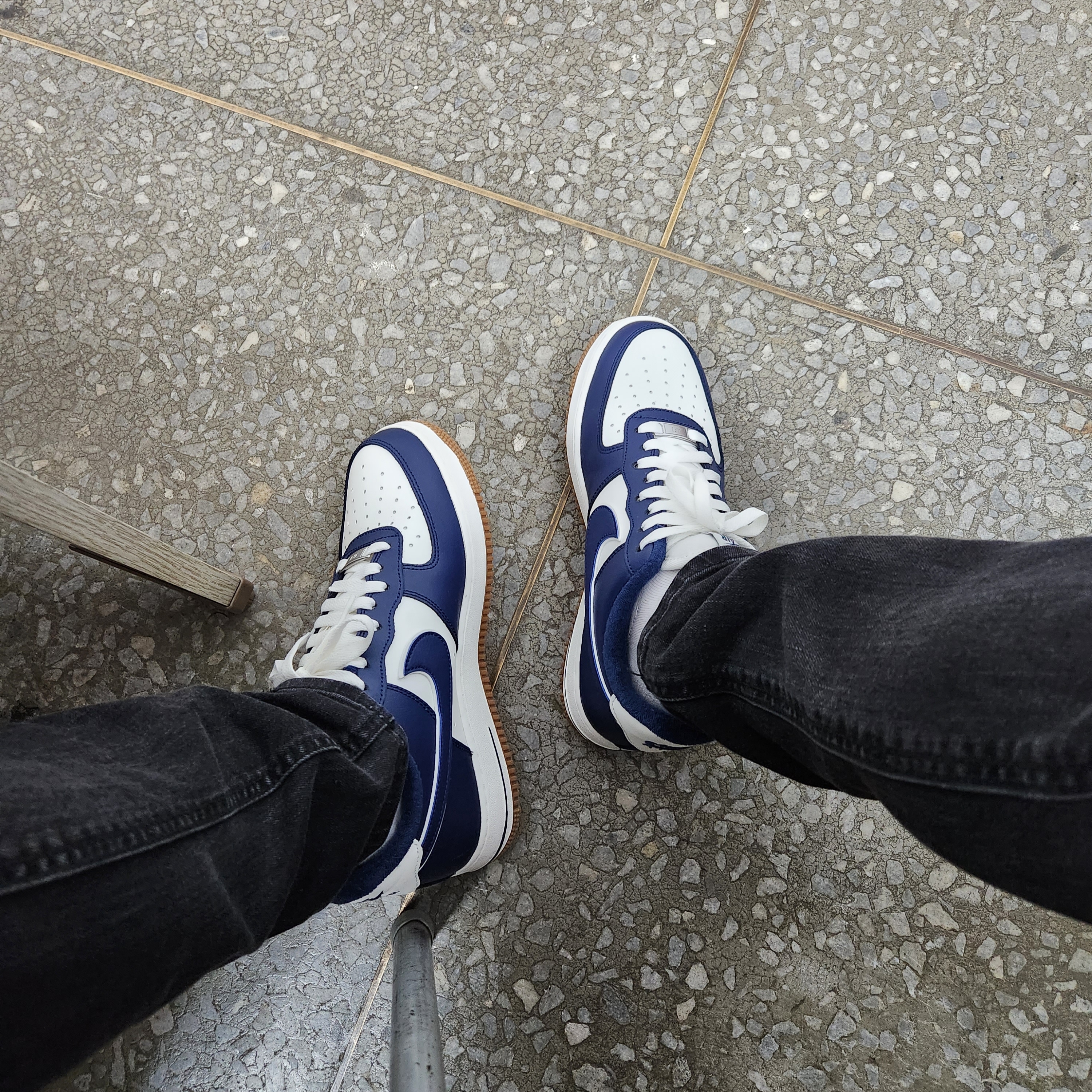 Nike Air Force 1 '07 LV8 Midnight Navy 착용 스타일 - 1