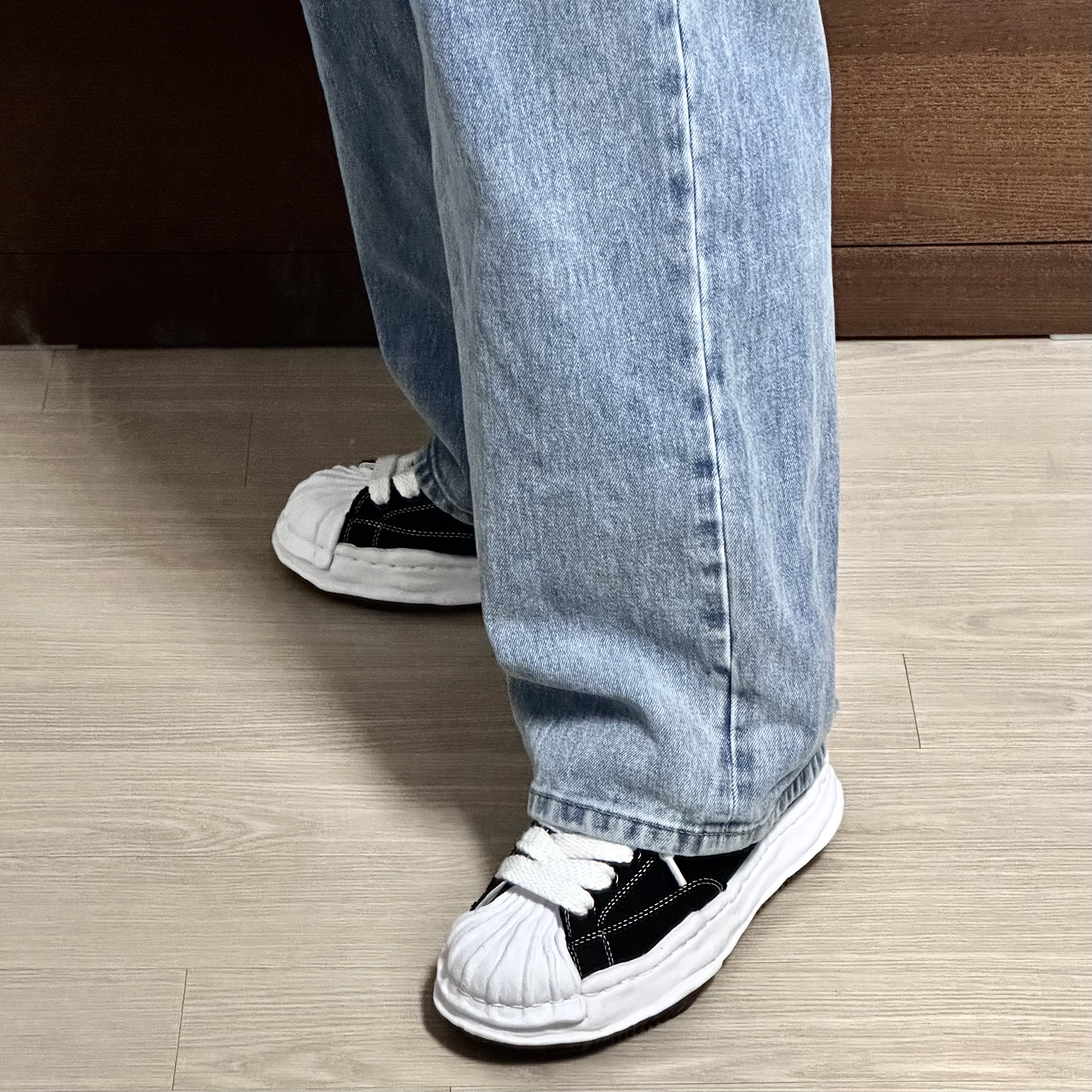 Maison Mihara Yasuhiro Blakey OG Sole Canvas Low-top Sneakers Black White 착용 스타일 - 2