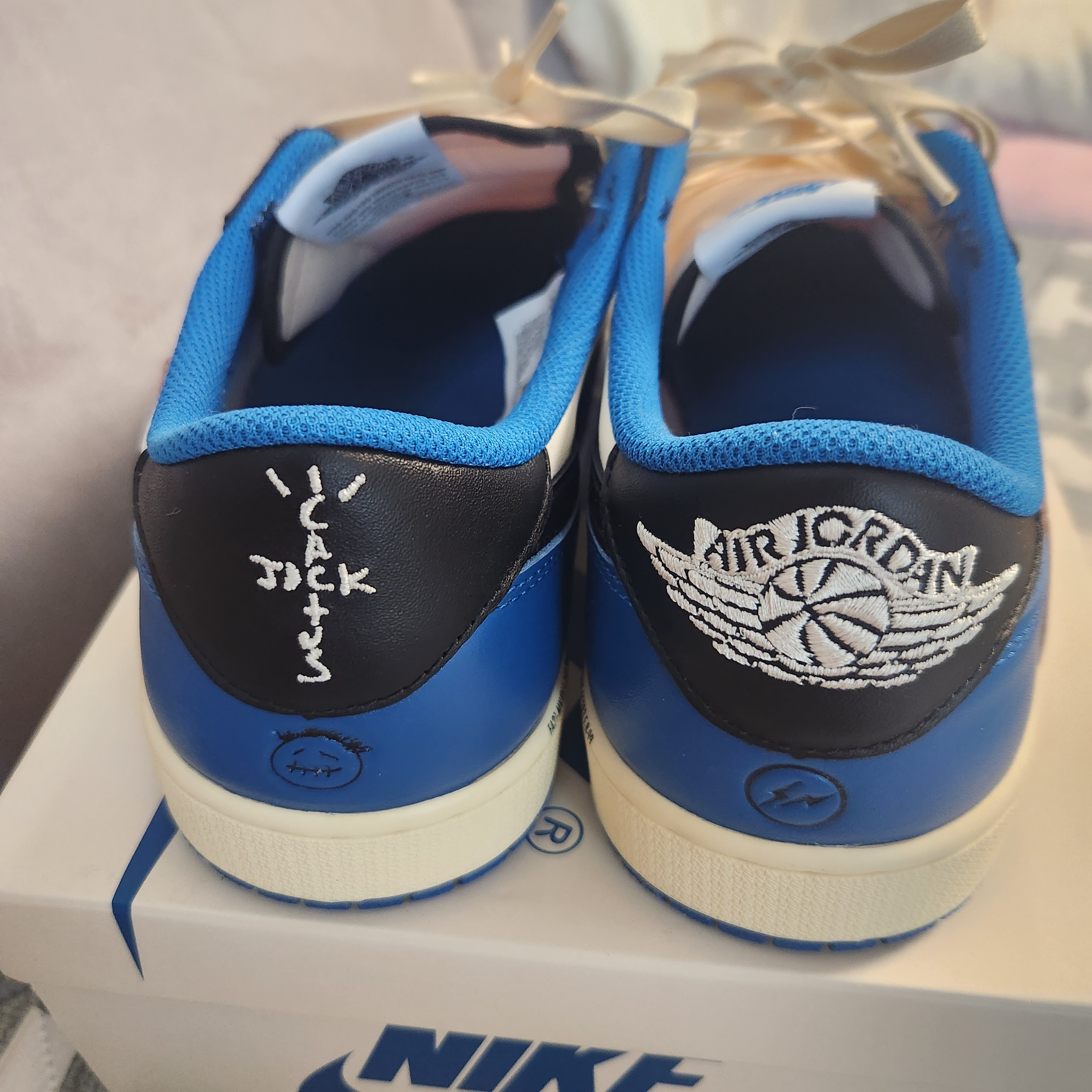 Jordan 1 x Travis Scott x Fragment Retro Low OG SP Military Blue 착용 스타일 - 3