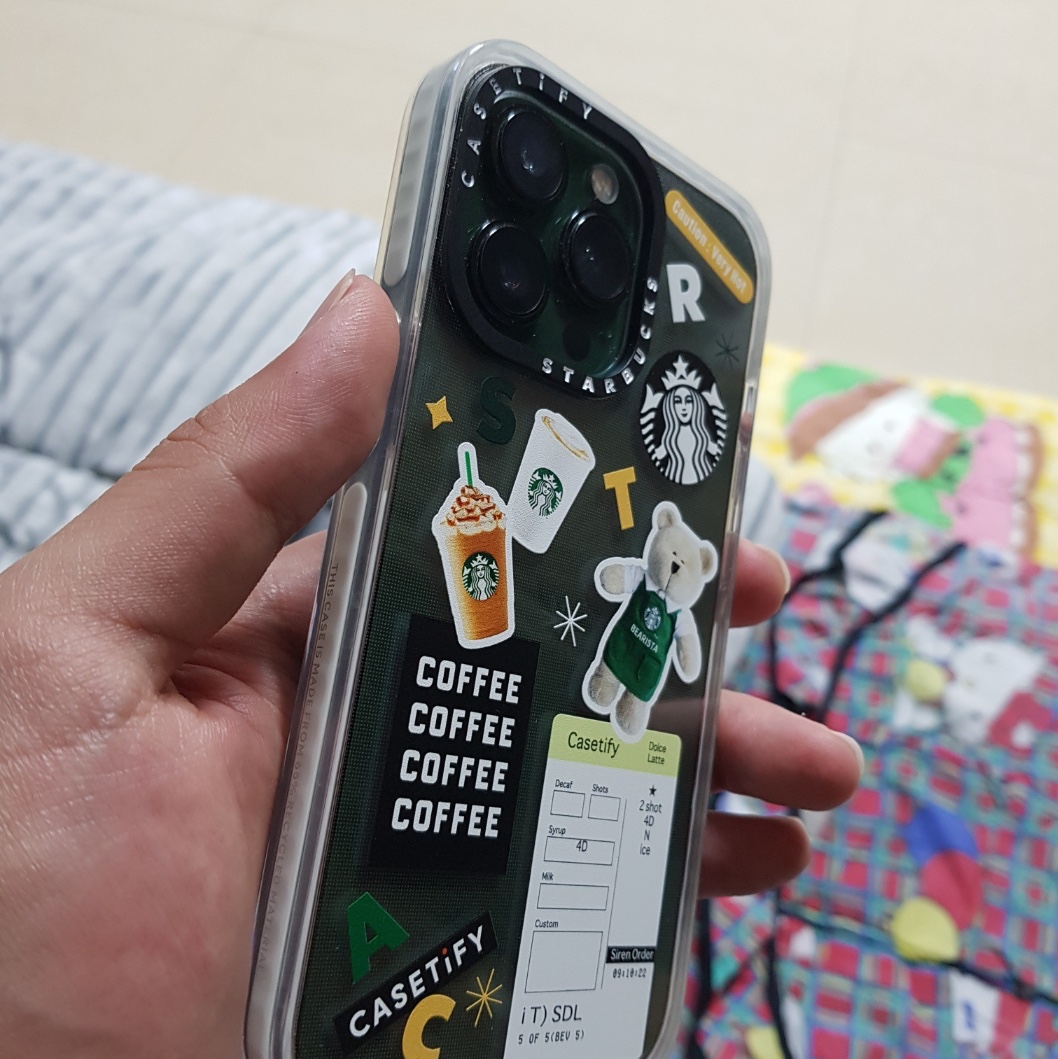 Casetify x Starbucks Icon Impact iPhone Case Clear 착용 스타일 - 3