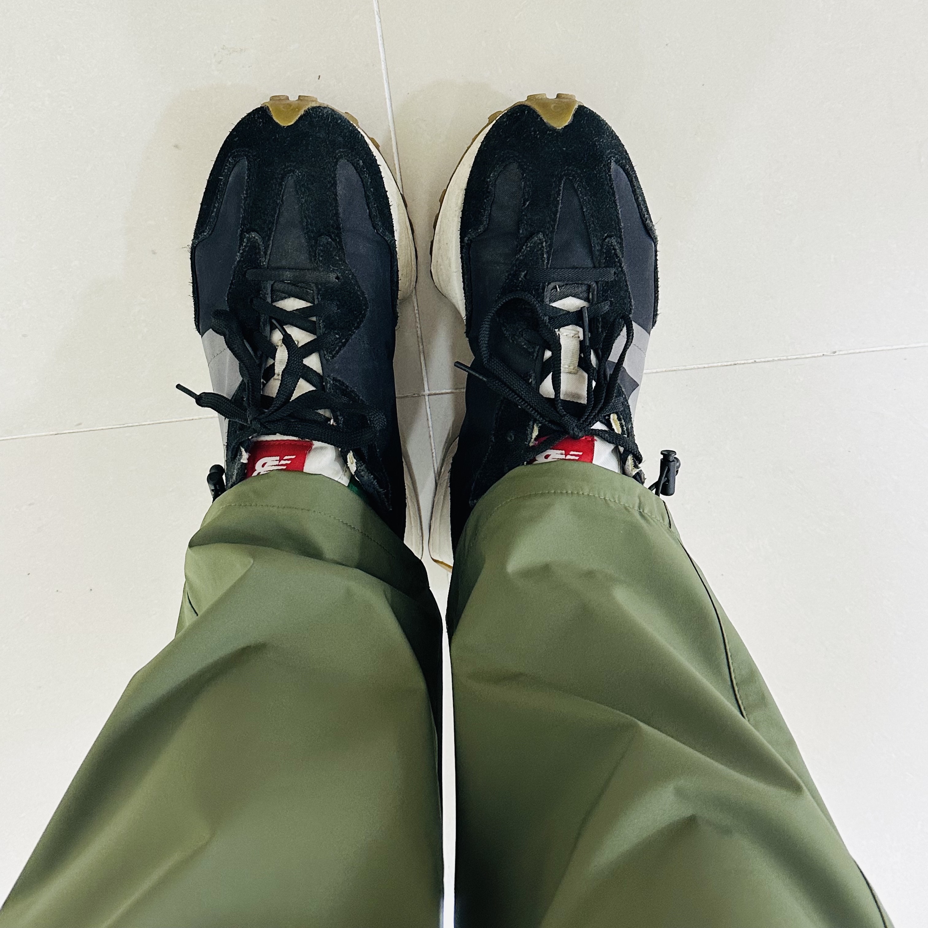 New Balance 327 Black Grey Gum 착용 스타일