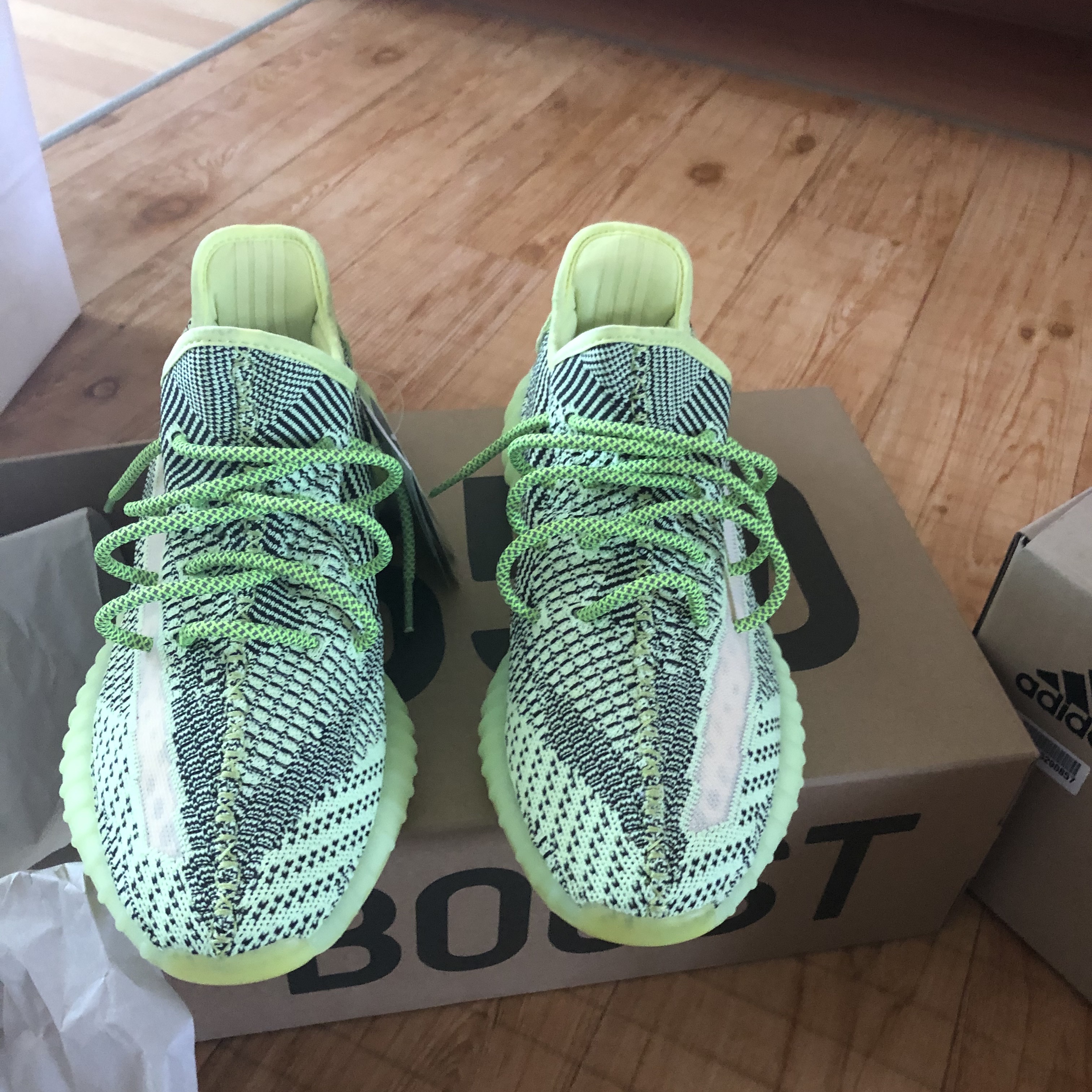 Adidas Yeezy Boost 350 V2 Yeezreel - Non-Reflective 착용 스타일