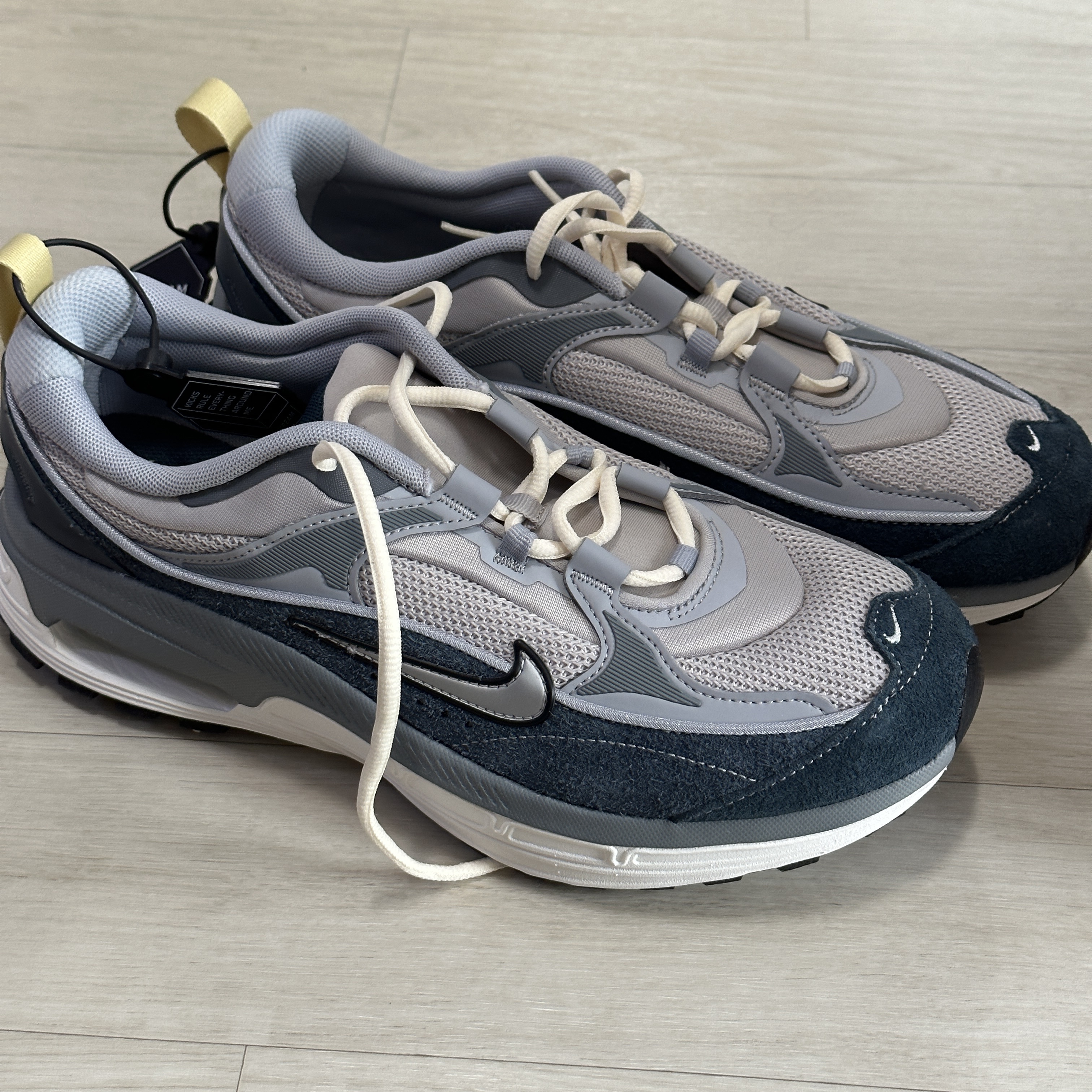 (W) Nike Air Max Bliss Light Iron Ore Armory Navy 착용 스타일