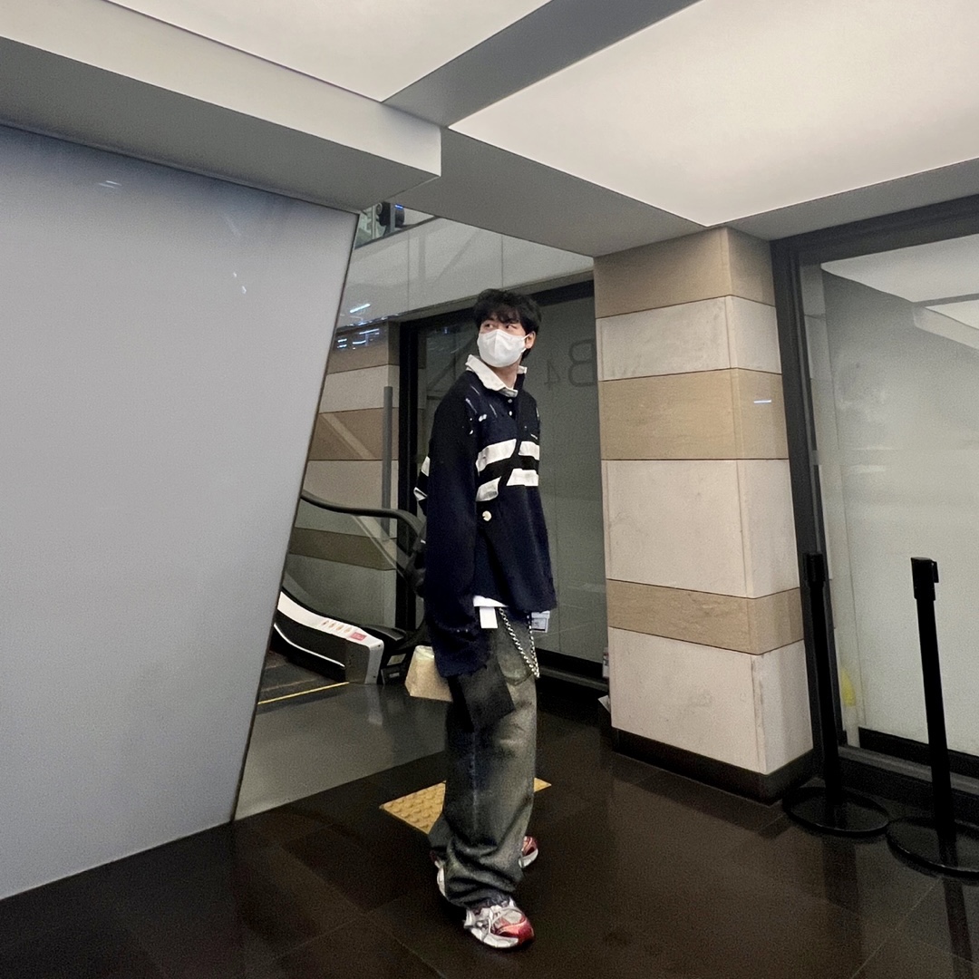 Balenciaga 3XL Sneakers White Red, Project G/R Coated Backward Denim Pants Blue 착용 스타일 - 2