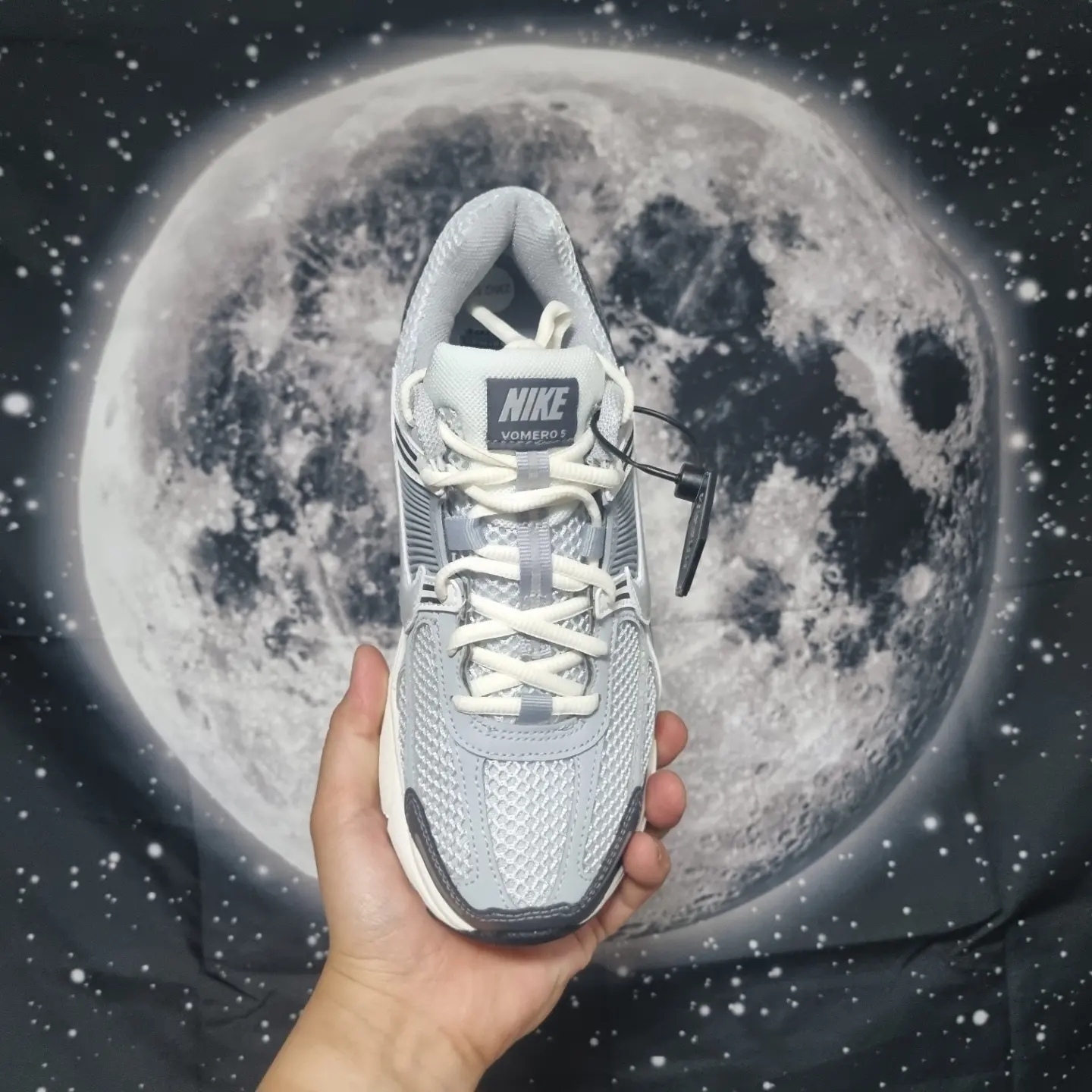 (W) Nike Zoom Vomero 5 Pure Platinum Metallic Silver 착용 스타일 - 2