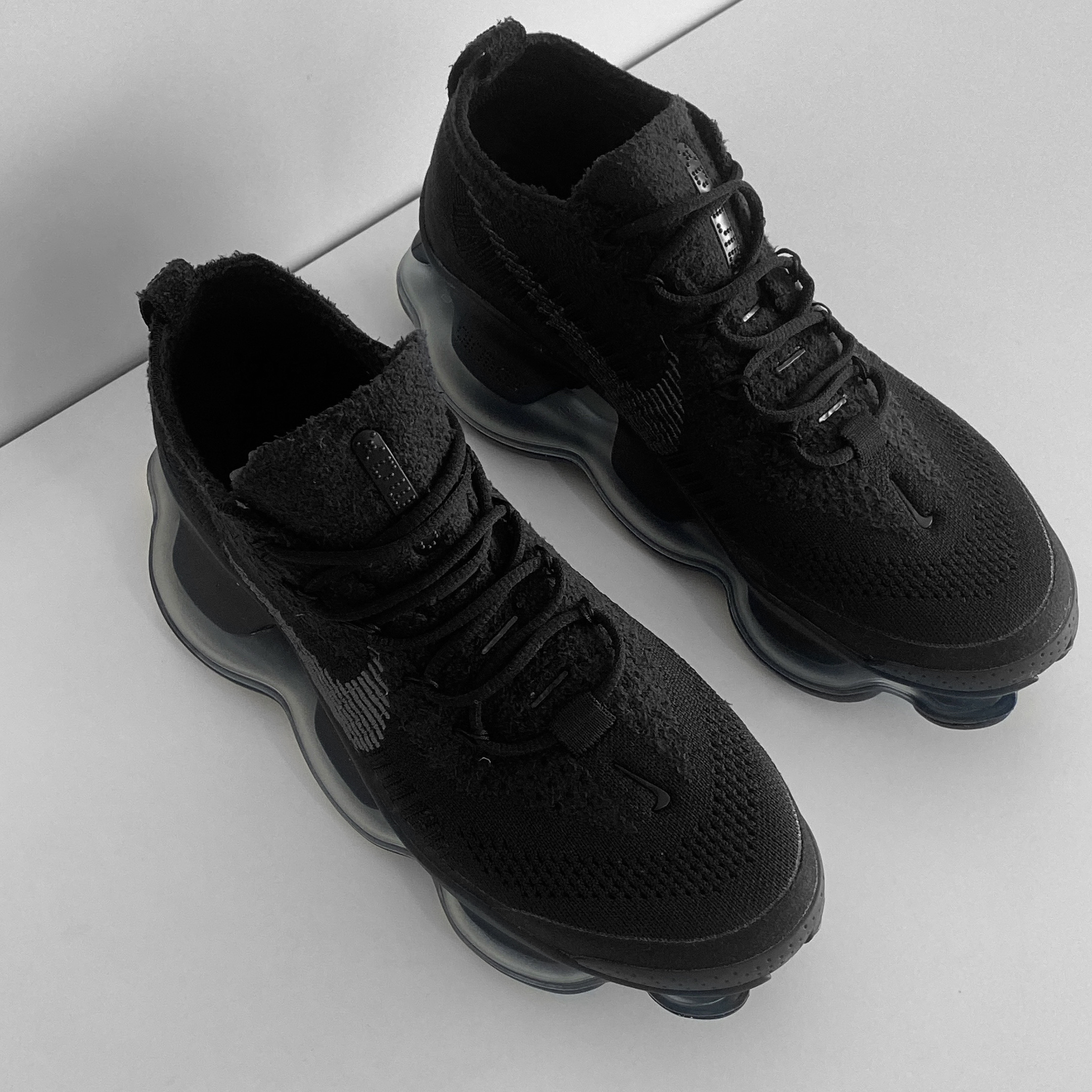 Nike Air Max Scorpion Flyknit Black Anthracite 착용 스타일 - 1