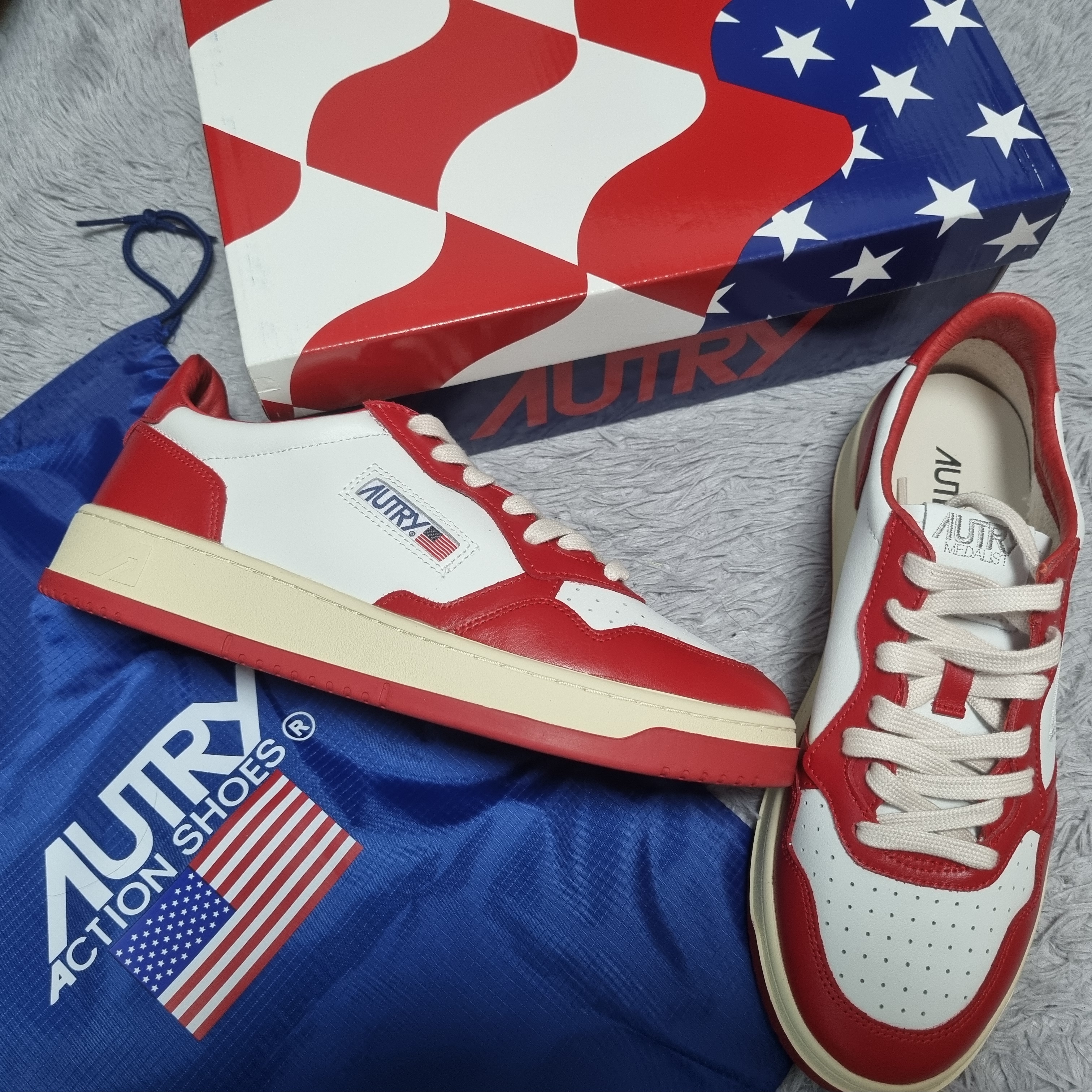 Autry Medalist Low Leather Sneakers Red White 착용 스타일 - 2