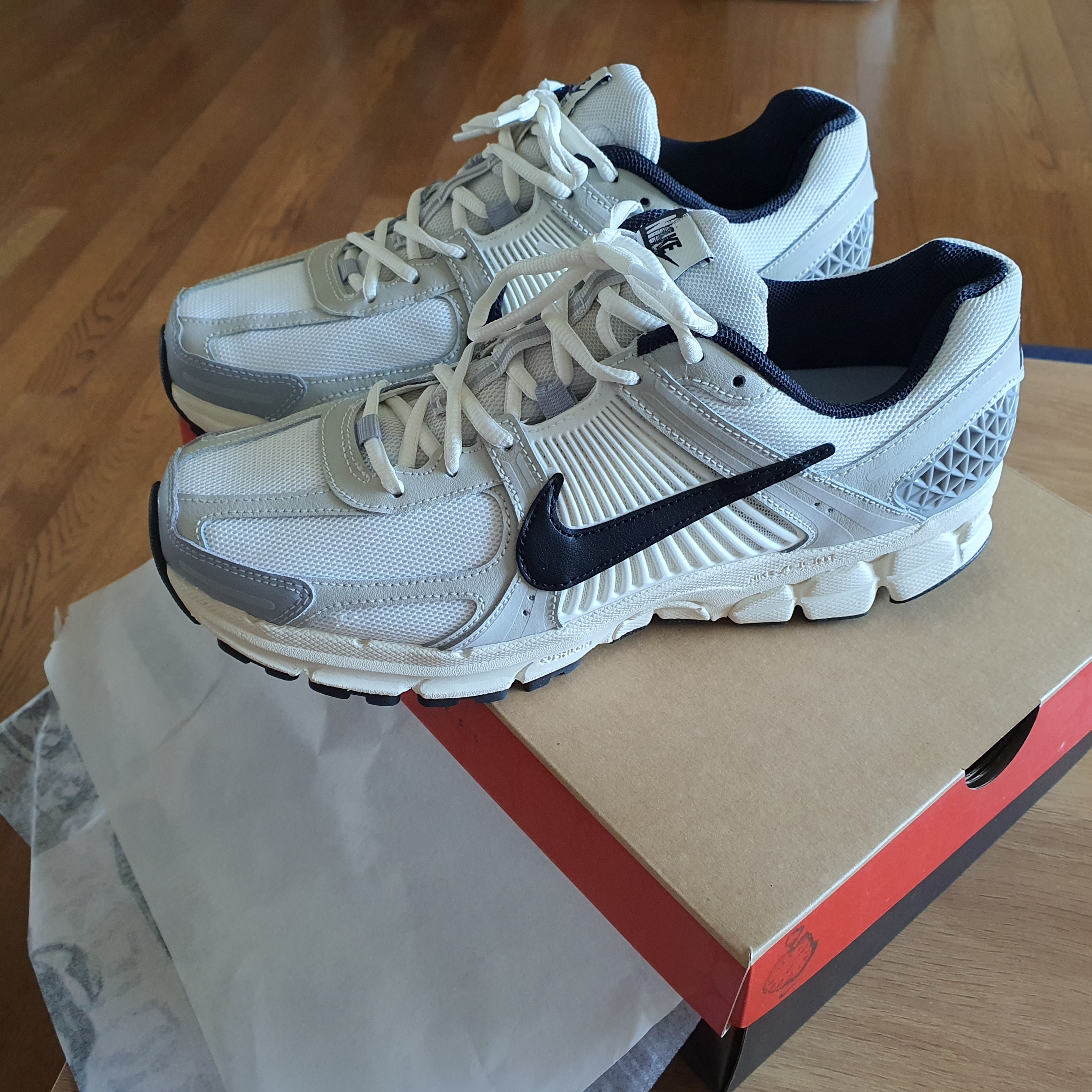 (W) Nike Zoom Vomero 5 Wolf Grey and Black 착용 스타일