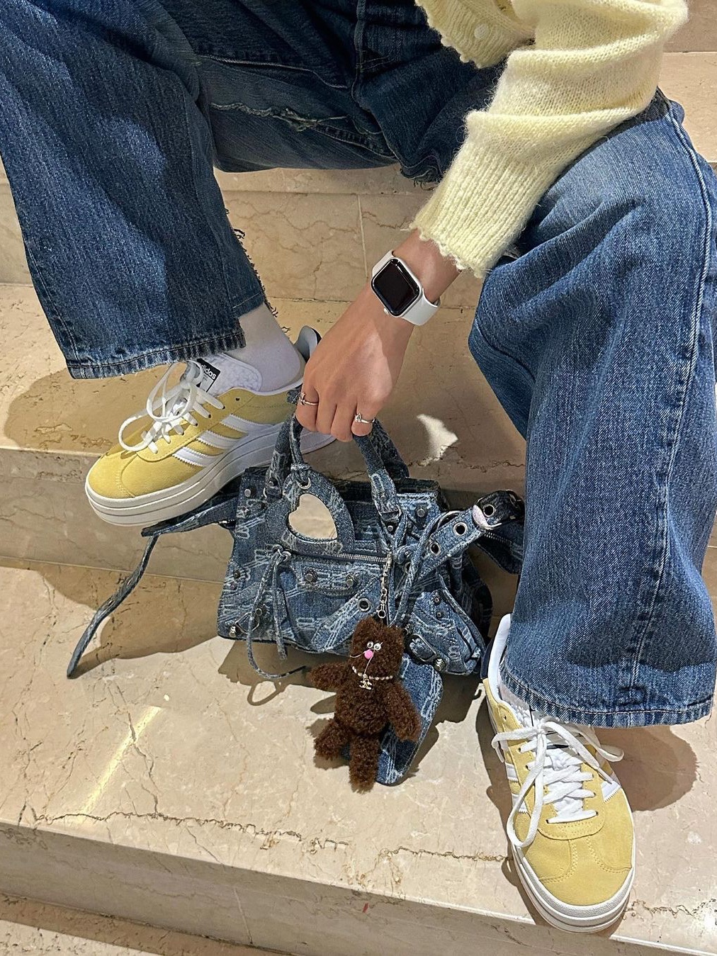 Monamhee x SSIL Bred keyring Brown, Apple AirPods Max Lightning Silver (Korean Ver.) 착용 스타일 - 2