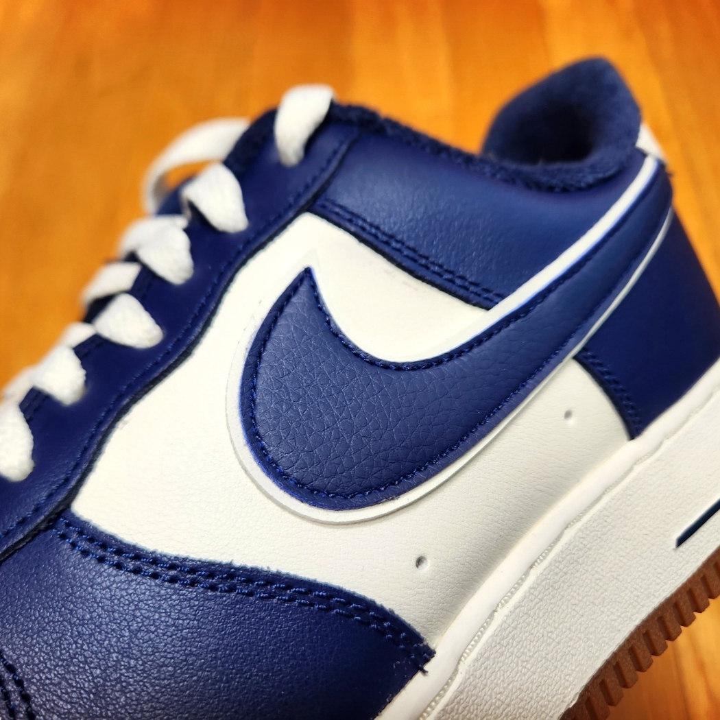Nike Air Force 1 '07 LV8 Midnight Navy 착용 스타일 - 2