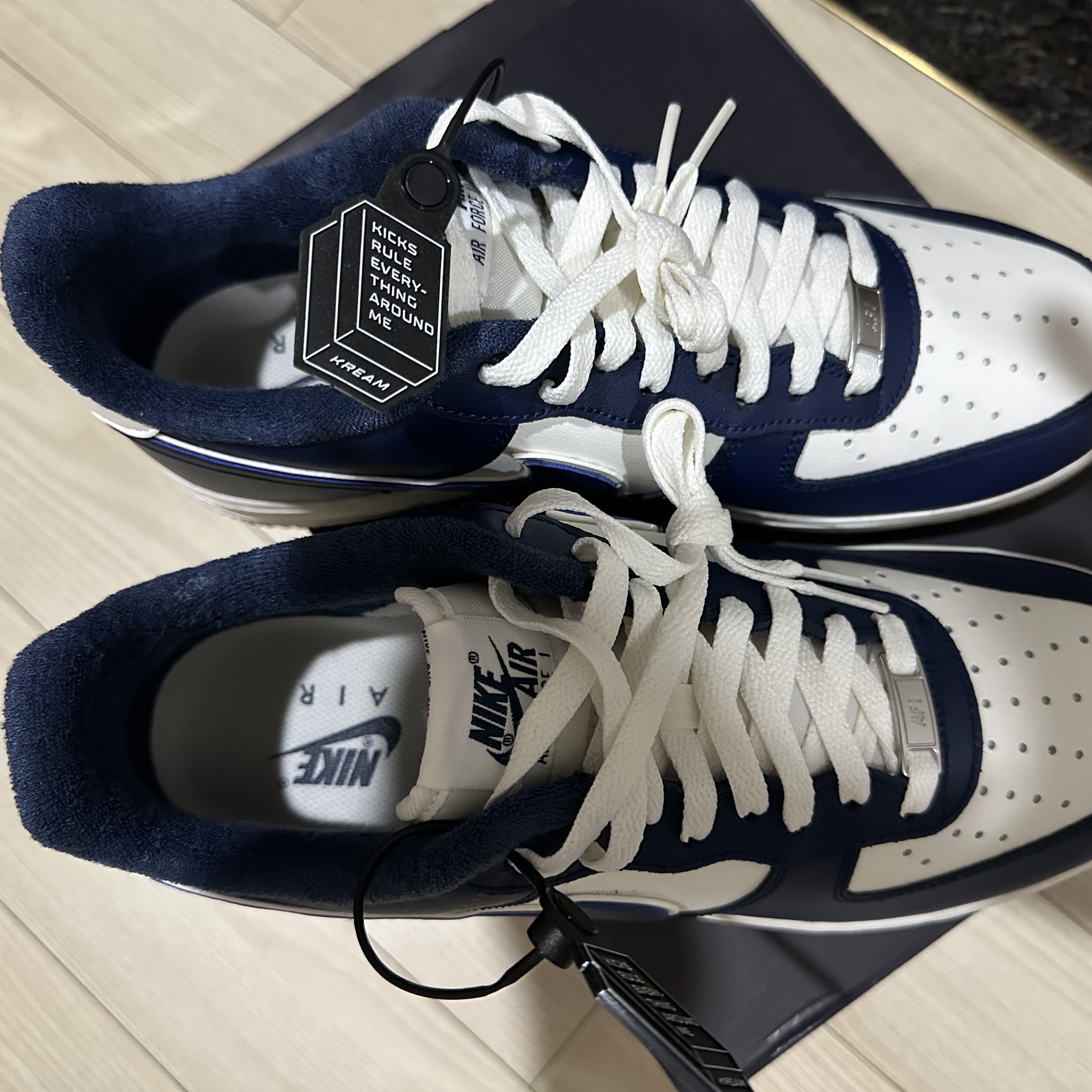 Nike Air Force 1 '07 LV8 Midnight Navy 착용 스타일 - 2