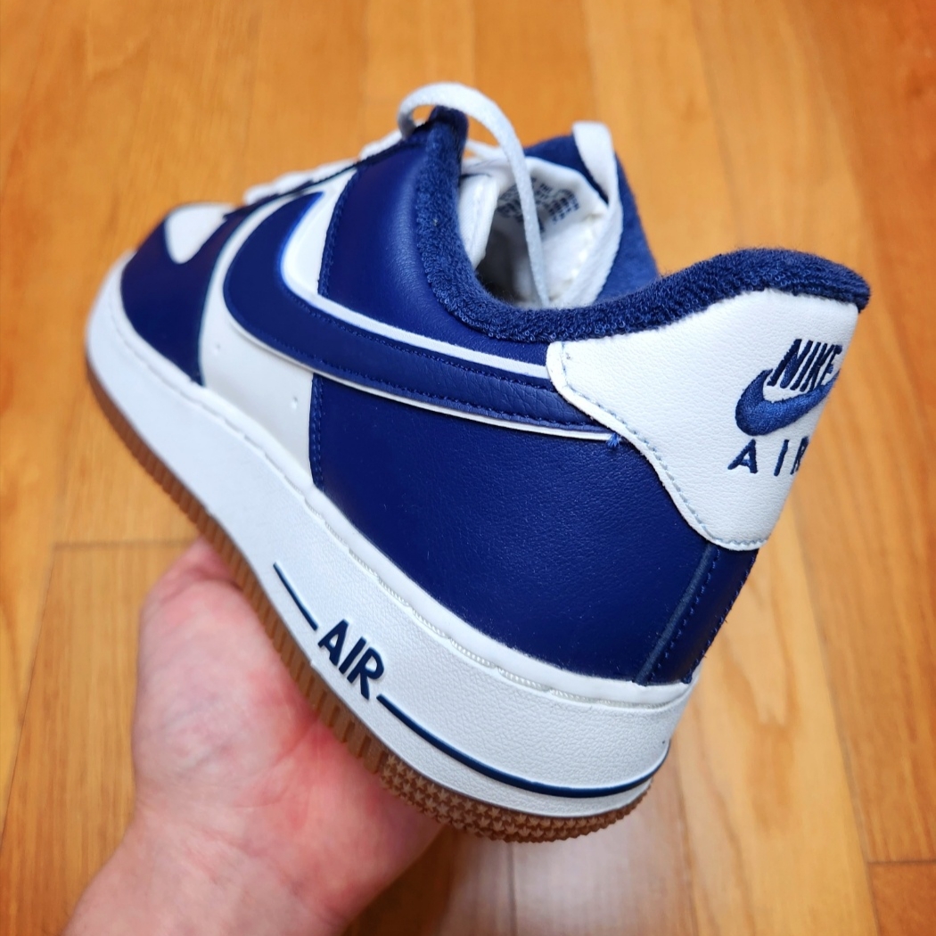 Nike Air Force 1 '07 LV8 Midnight Navy 착용 스타일 - 3
