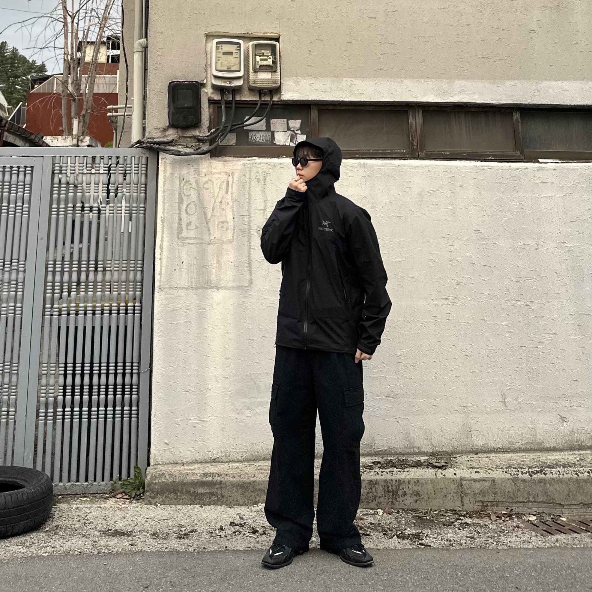 Arc'teryx Beta Jacket Black, Nike x Martine Rose Shox MR4 Black 착용 스타일 - 4