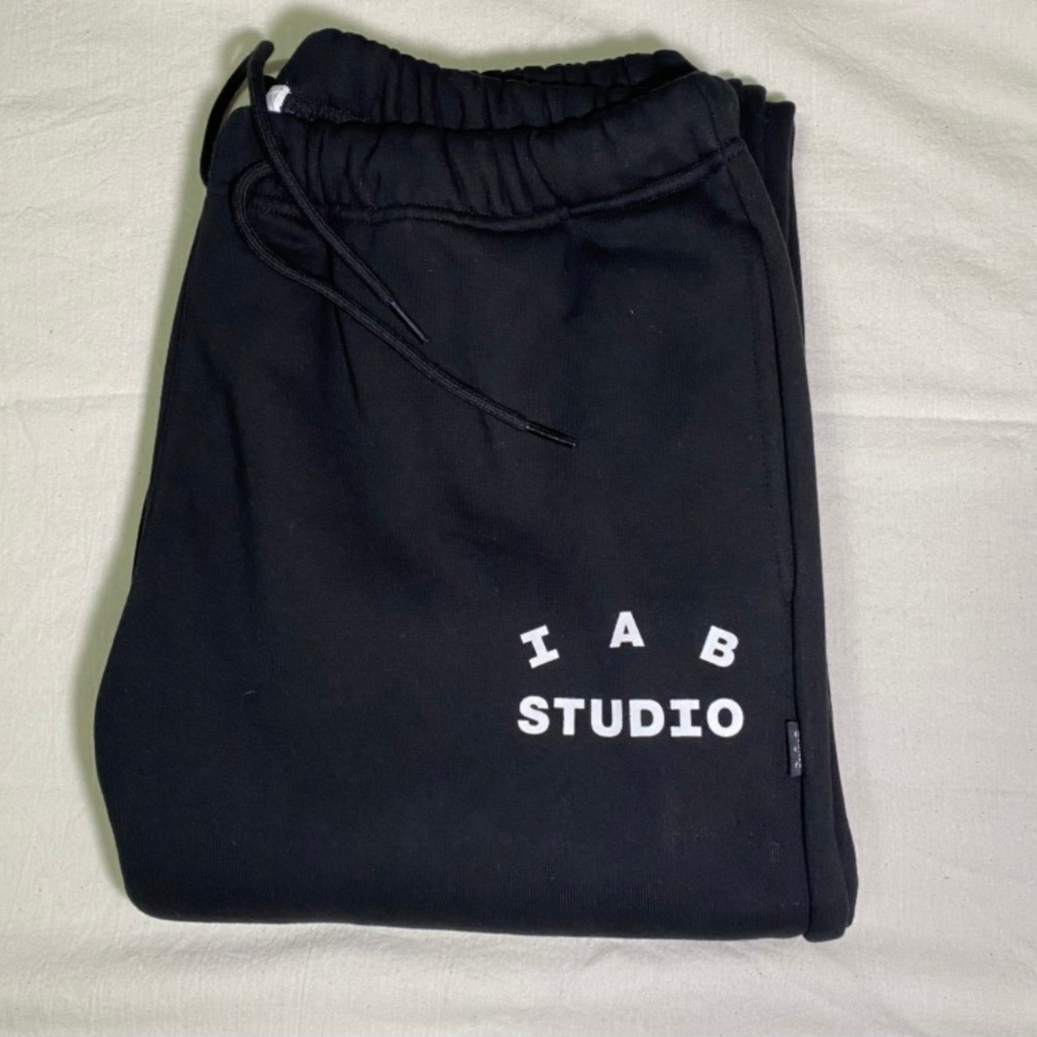 IAB Studio Sweatpants Black White - 22SS 착용 스타일