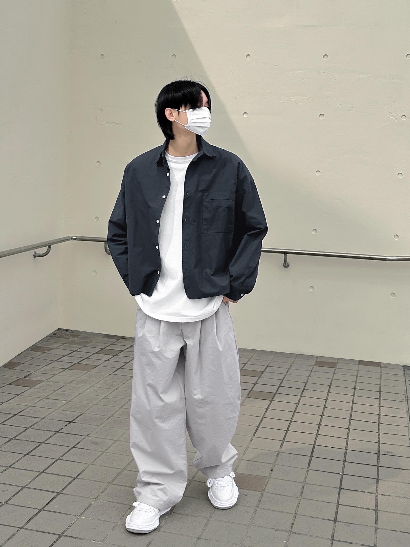Maison Mihara Yasuhiro Wayne OG Sole Leather Low-top Sneakers White 착용 스타일 - 1