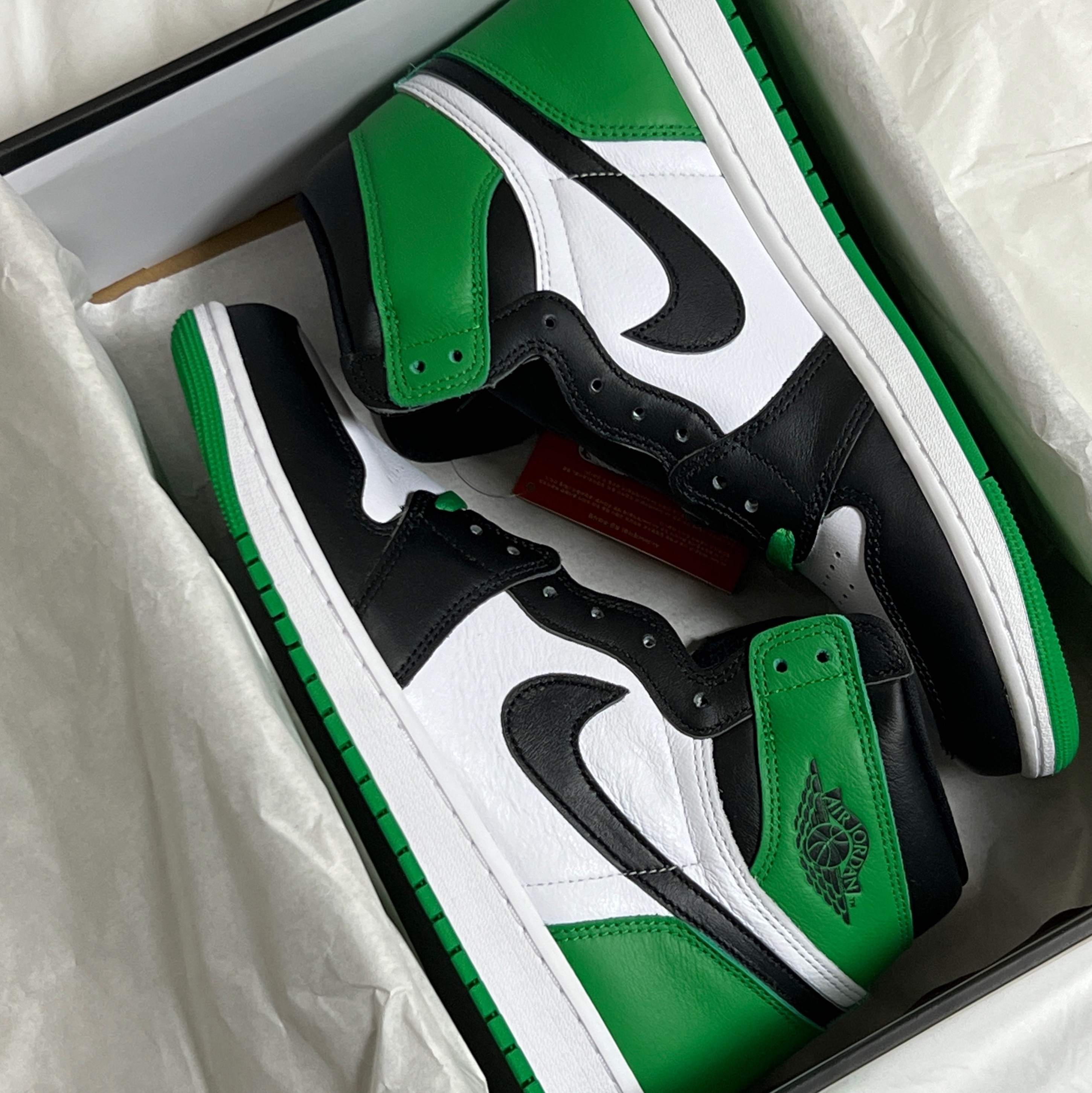Jordan 1 Retro High OG Black and Lucky Green 착용 스타일