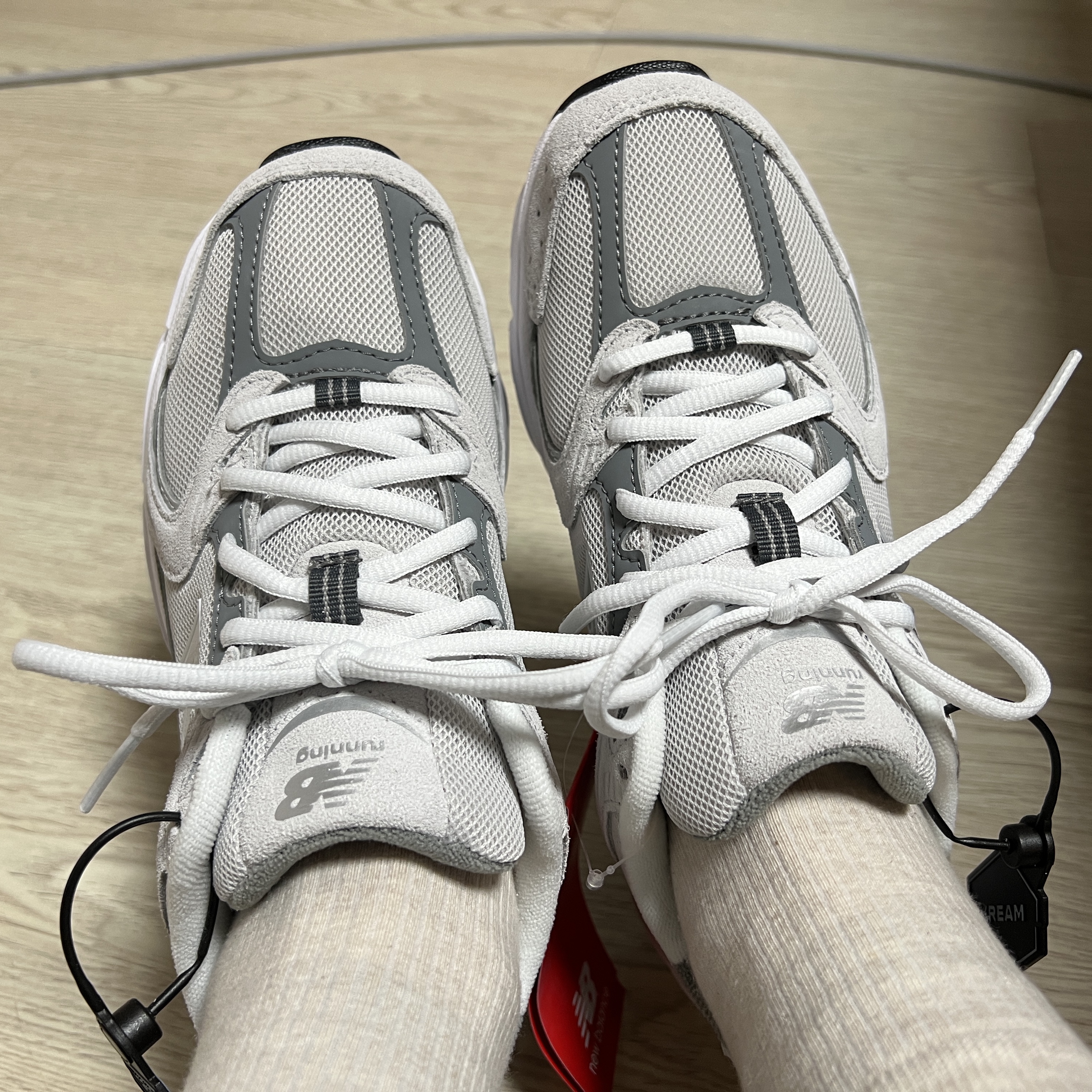 New Balance 530 Classic Grey 착용 스타일