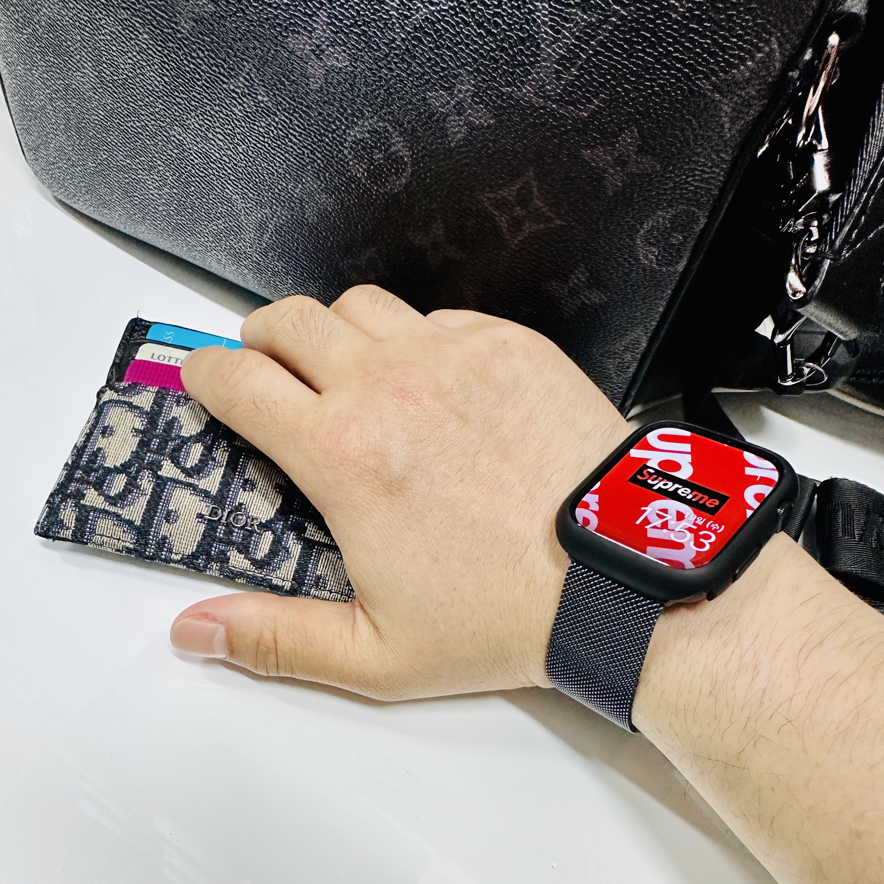 Louis Vuitton Trio Messenger Monogram Eclipse, Dior Card Holder Beige & Black Dior Oblique Jacquard 착용 스타일