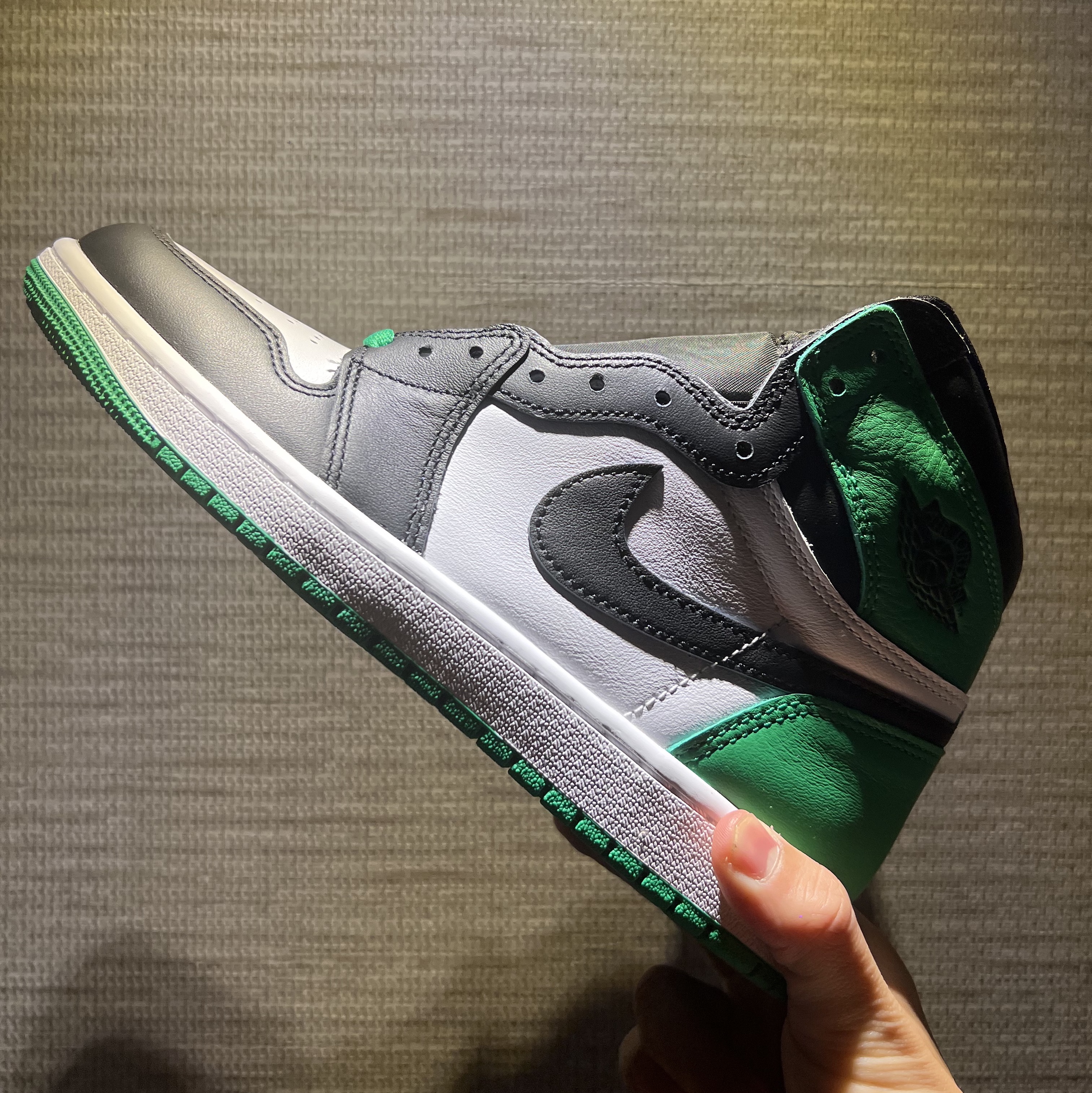 Jordan 1 Retro High OG Black and Lucky Green 착용 스타일